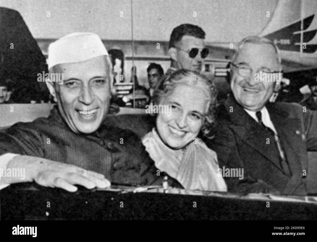 Pandit Nehru en visite aux Etats-Unis avec sa sœur et le président Truman. Jawaharlal Nehru (14 novembre 1889 - 27 mai 1964) était un nationaliste indien anti-colonial, humaniste laïque, social démocrate et auteur, qui était une figure centrale en Inde au milieu du tiers du siècle 20th. Après l'indépendance de l'Inde en 1947, il a été Premier ministre du pays pendant 17 ans. Harry S. Truman (8 mai 1884 - 26 décembre 1972) a été président des États-Unis en 33rd, de 1945 à 1953. Membre à vie du Parti démocratique, il a été vice-président en 34th à partir de janvier Banque D'Images
