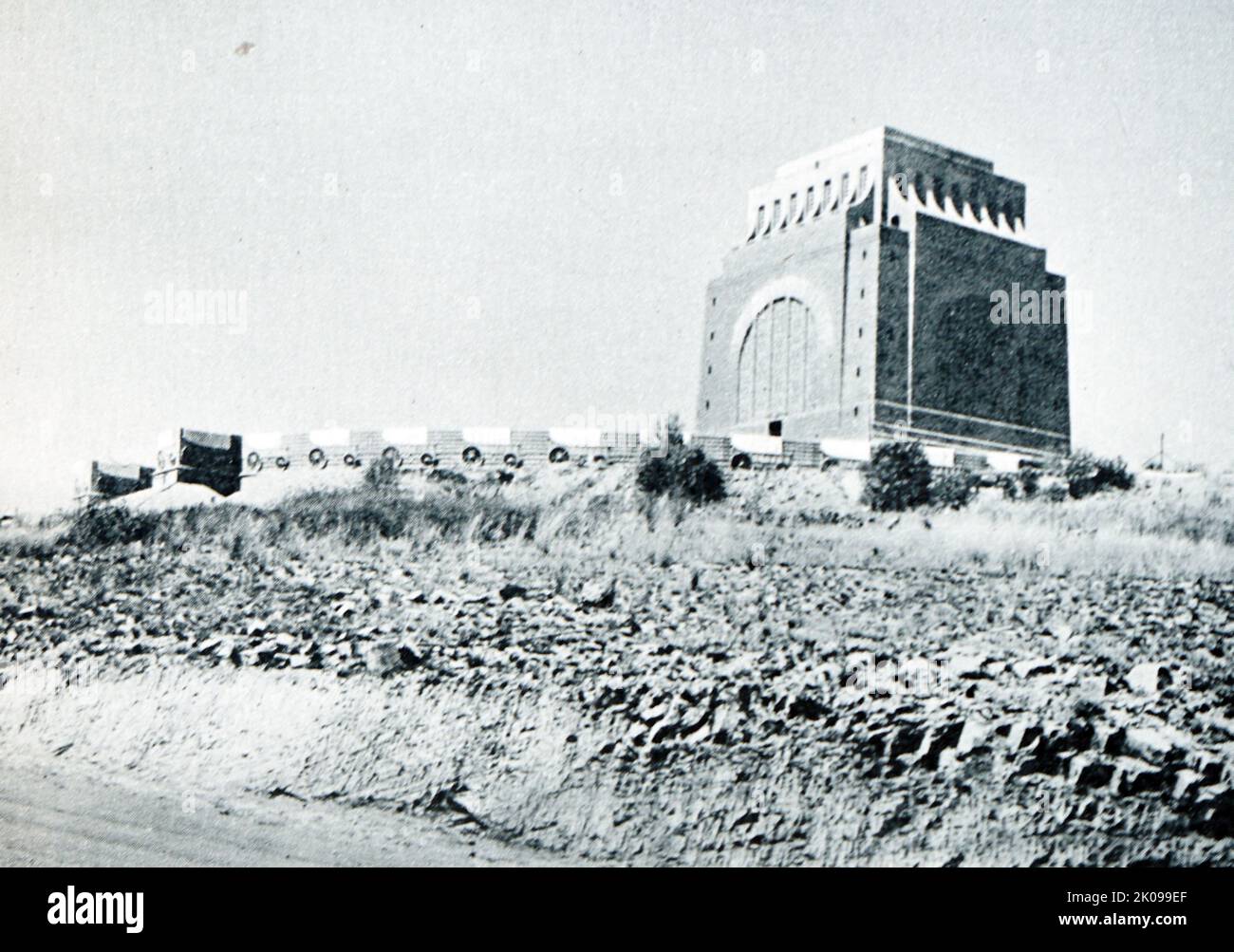 Mémorial aux pionniers de l'Afrique du Sud. Le monument Voortrekker près de Pretoria, Afrique du Sud. Cette imposante structure en granit est bien visible sur une colline et a été élevée pour commémorer les Voortrekkers qui ont quitté la colonie du Cap entre 1835 et 1854. Il a été conçu par l'architecte Gerard Moerdijk. Banque D'Images