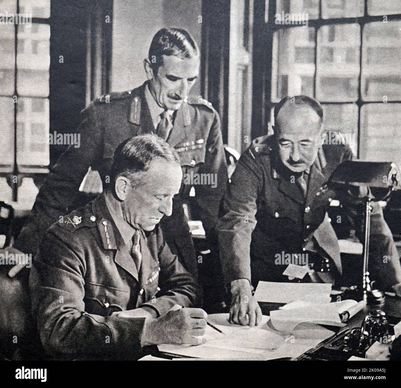 Cire d'Adolf Hitler et de Joseph Staline à Madame Tussaud. Adolf Hitler (20 avril 1889 - 30 avril 1945) était un homme politique allemand d'origine autrichienne qui fut le dictateur de l'Allemagne de 1933 jusqu'à sa mort en 1945. Il est arrivé au pouvoir en tant que chef du Parti nazi, devenant chancelier en 1933 et prenant ensuite le titre de Fuhrer und Reichskanzler en 1934. Pendant sa dictature, il a lancé la Seconde Guerre mondiale en Europe en envahissant la Pologne le 1 septembre 1939. Il a été étroitement impliqué dans des opérations militaires tout au long de la guerre et a été au centre de la perpétration de l'Holocauste, le génocide d'a Banque D'Images