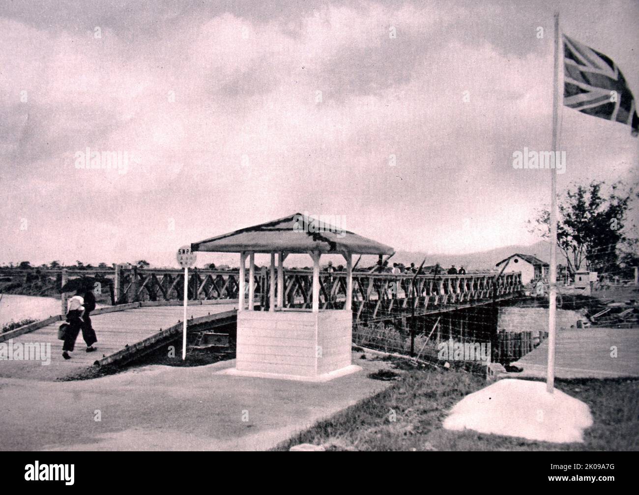 Man Kam ou Chick's Bridge, un pont Bailey traversant la rivière Shamchun, Shamchun. Man Kam est un point de contrôle frontalier à Man Kam To, dans les nouveaux territoires de Hong Kong, dans la zone fermée à la frontière avec la Chine. C'était le premier poste frontalier de dédouanement de véhicules à Hong Kong. Son homologue de l'autre côté de la frontière est le port de Wenjindu, situé dans le district de Luohu, Shenzhen, province de Guangdong. Banque D'Images