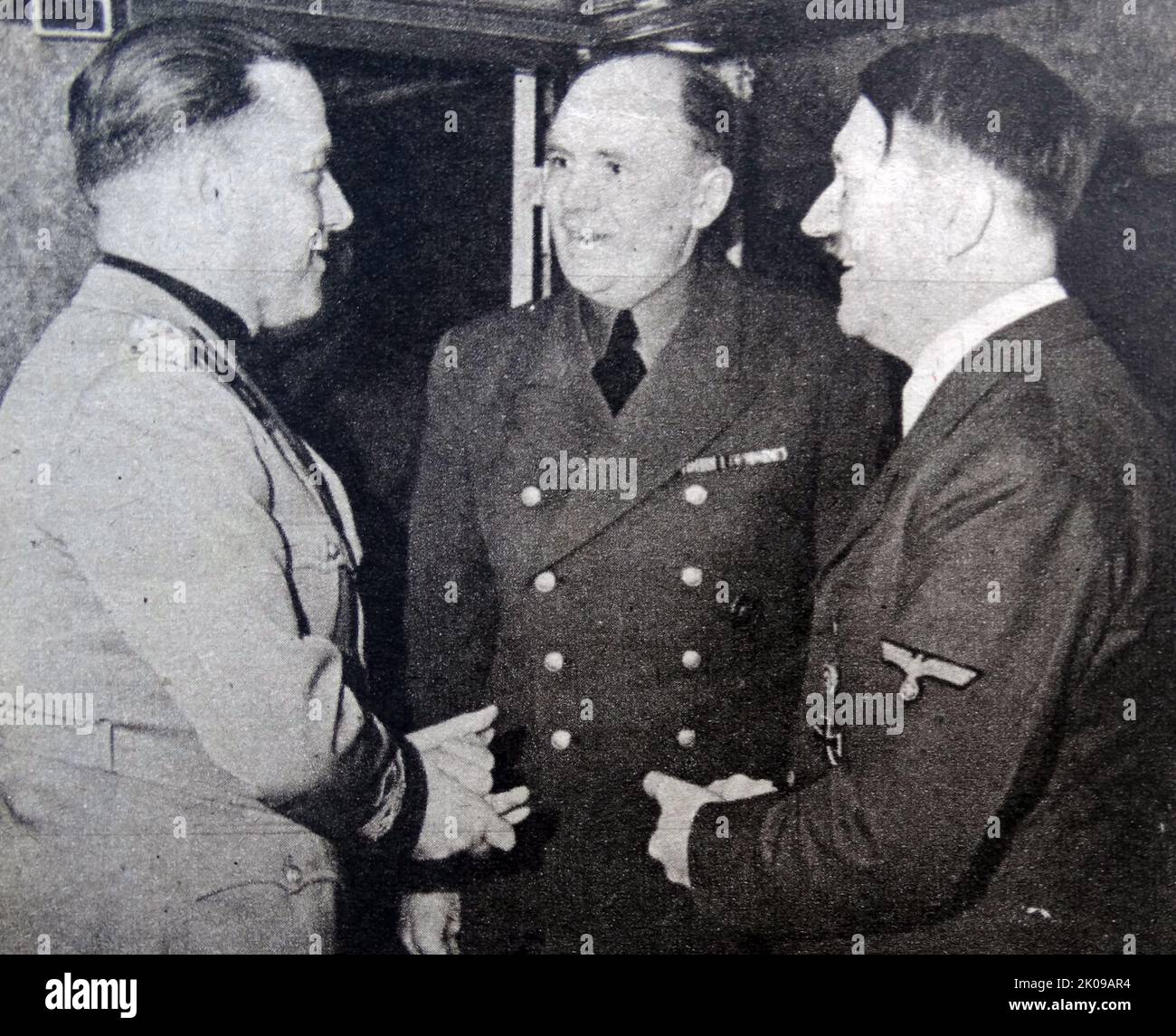 Comte Ciano, Adolf Hitler et son interprète Dr Schmidt, à Vienne. GIAN Galeazzo Ciano, 2nd comte de Cortellazzo et Buccari (18 mars 1903 - 11 janvier 1944) était un diplomate et homme politique italien qui a été ministre des Affaires étrangères dans le gouvernement de son beau-père, Benito Mussolini, de 1936 à 1943. Paul-Otto Schmidt (23 juin 1899 - 21 avril 1970) a été interprète au ministère allemand des Affaires étrangères de 1923 à 1945. Adolf Hitler (20 avril 1889 - 30 avril 1945) était un homme politique allemand d'origine autrichienne qui fut le dictateur de l'Allemagne de 1933 jusqu'à sa mort en 1945. Il est arrivé au pouvoir comme Banque D'Images