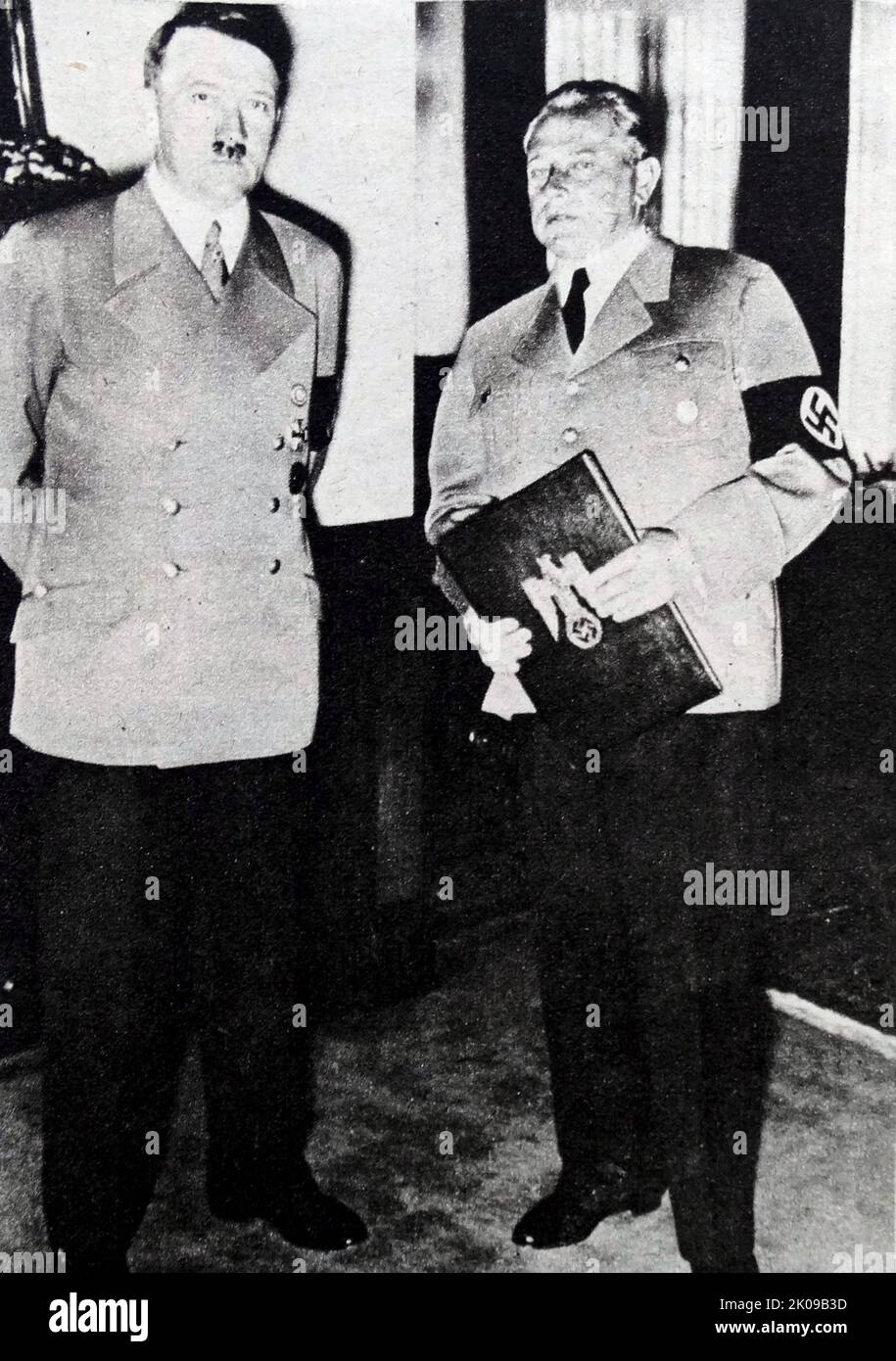Adold Hitler photographié par Heinrich Hoffmann. Adolf Hitler (20 avril 1889 - 30 avril 1945) était un homme politique allemand d'origine autrichienne qui fut le dictateur de l'Allemagne de 1933 jusqu'à sa mort en 1945. Il est arrivé au pouvoir en tant que chef du Parti nazi, devenant chancelier en 1933 et prenant ensuite le titre de Fuhrer und Reichskanzler en 1934. Pendant sa dictature, il a lancé la Seconde Guerre mondiale en Europe en envahissant la Pologne le 1 septembre 1939. Il a été étroitement impliqué dans des opérations militaires tout au long de la guerre et a été au centre de la perpétration de l'Holocauste, le génocide d'environ six millions Banque D'Images