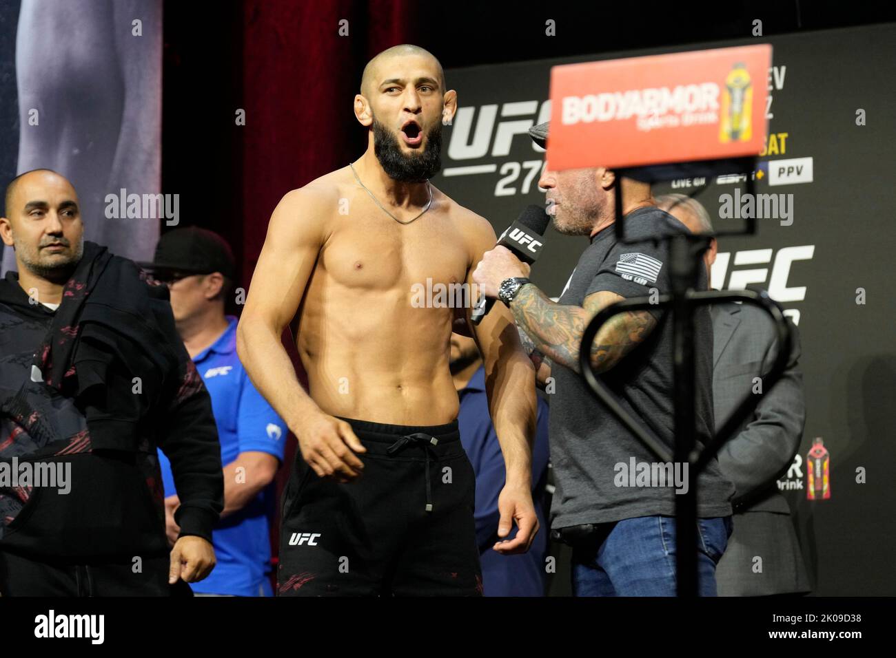 LAS VEGAS, NV - 9 septembre: Khamzat Chimaev (L) Joe Rogan (R) au MGM Grand Garden Arena pour UFC 279 - Chimaev vs Diaz - pesée cérémoniale sur 9 septembre 2022 à Las Vegas, NV, États-Unis. (Photo de Louis Grasse/PxImages) Banque D'Images