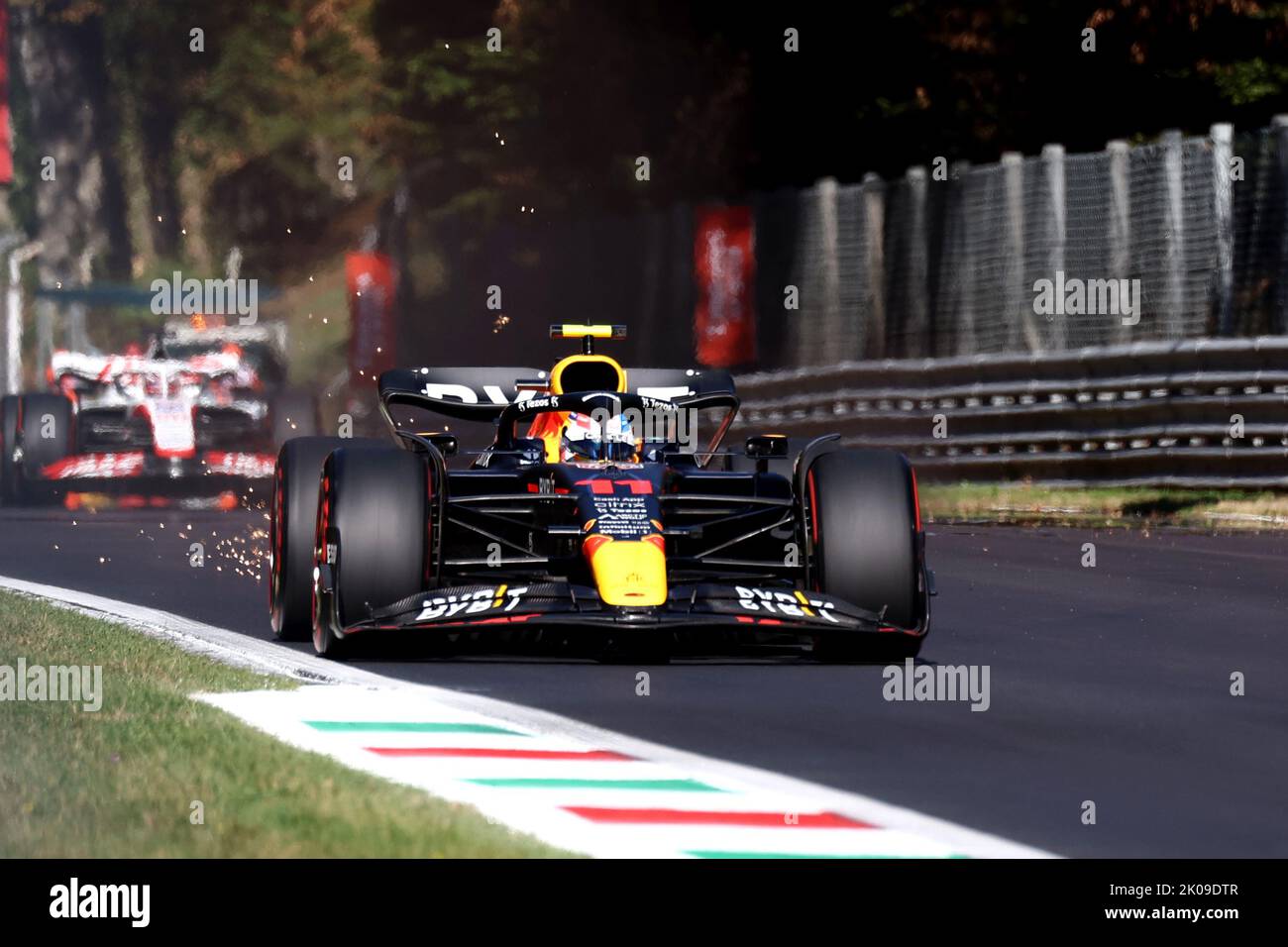 Sergio Perez de Red Bull Racing sur piste lors des qualifications pour le Grand Prix d'Italie F1. Credit: Marco Canoniero / Alamy Live News Banque D'Images