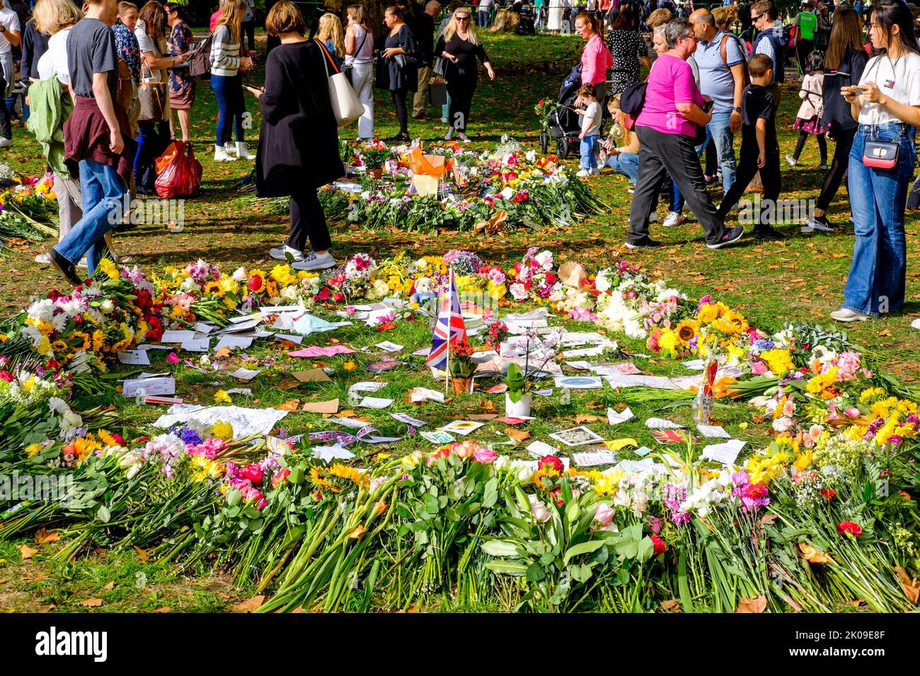 Londres, Royaume-Uni, 10th septembre 2022. Des milliers d'hommages floraux à sa Majesté la reine Elizabeth II sont déposés à Green Park, dont beaucoup sont accompagnés de messages d'adultes et d'enfants. Banque D'Images
