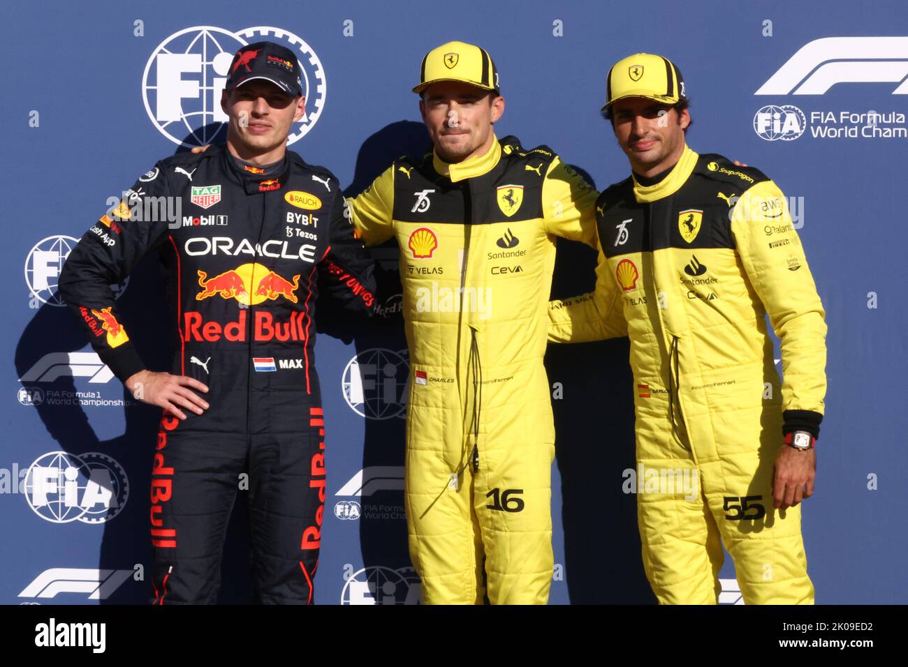 Charles Leclerc de Scuderia Ferrari (C) , Max Verstappen de Red Bull Racing (L) et Carlos Sainz de Scuderia Ferrari (R) dans le parc ferme après les qualifications pour le Grand Prix d'Italie F1. Credit: Marco Canoniero / Alamy Live News Banque D'Images