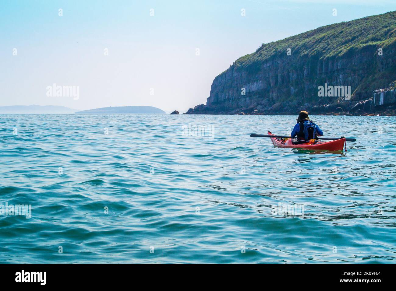 Kayak de mer près de Puffin Island sur la côte d'Anglesey, pays de Galles, Royaume-Uni Banque D'Images
