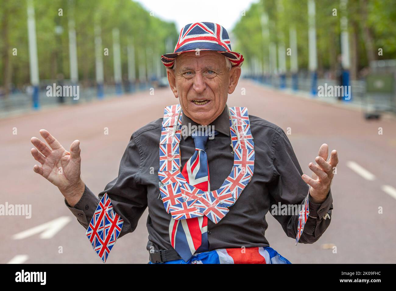 Londres Royaume-Uni 10th septembre 2022 - un fan royal se réunit pour l'arrivée du roi Charles III à Buckingham Palace, Londres, après la mort de la reine Elizabeth II jeudi. Photo Horst A. Friedrichs Alamy Live News Banque D'Images