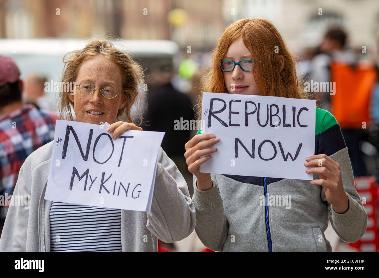 Londres Royaume-Uni 10th septembre 2022 - les manifestants tenant un 'pas mon roi' et 'la République maintenant signe devant le palais de Saint-James comme le roi Charles III est proclamé le nouveau monarque.photo Horst A. Friedrichs Alay Live News Banque D'Images