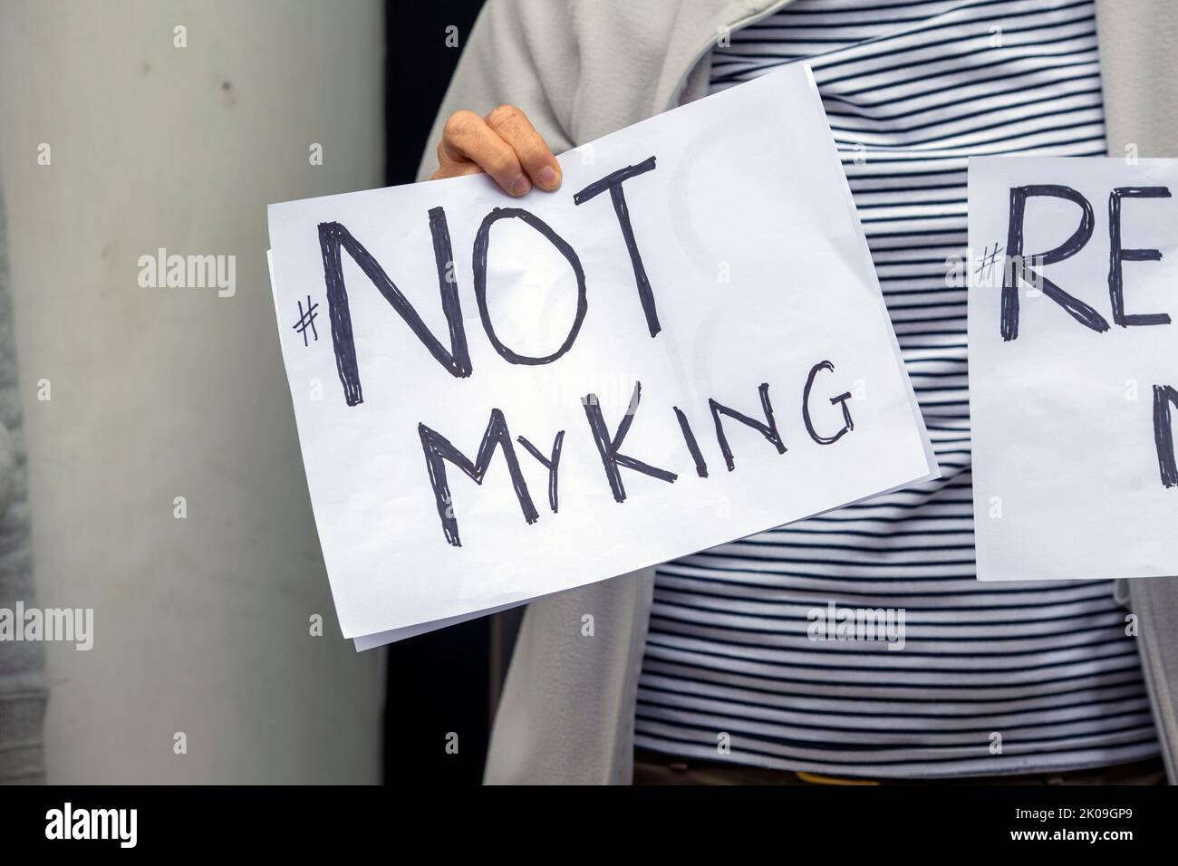 Londres Royaume-Uni 10th septembre 2022 - un manifestant tenant un signe 'pas mon roi' devant le Palais Saint-James comme le roi Charles III est proclamé le nouveau monarque.photo Horst A. Friedrichs Alay Live News Banque D'Images