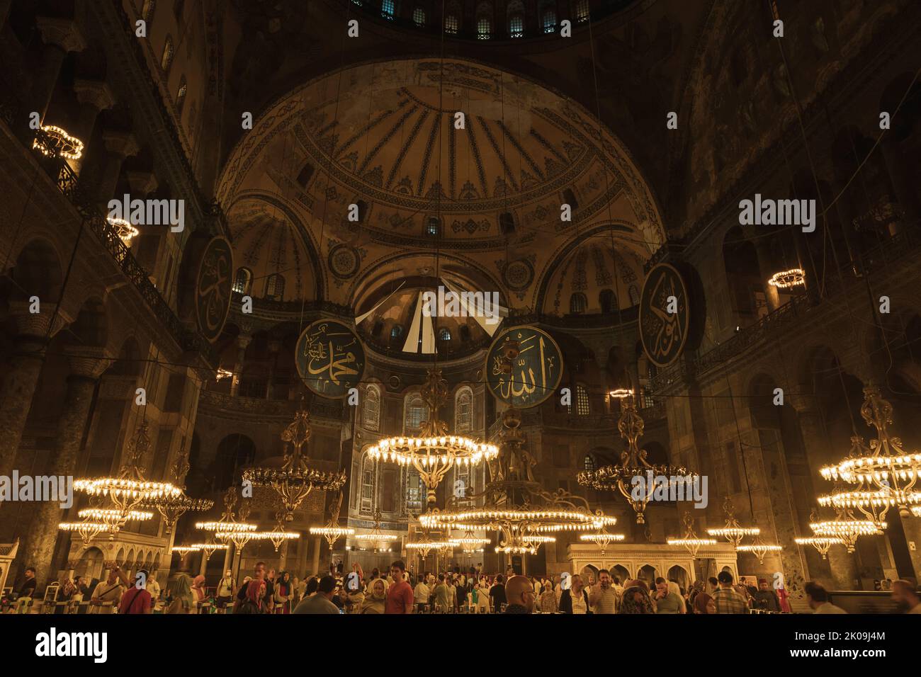 Photo de Sainte-Sophie. Intérieur de Sainte-Sophie ou d'Ayasofya. Photo de fond islamique. Bruit inclus. Istanbul Turquie - 8.12.2022 Banque D'Images