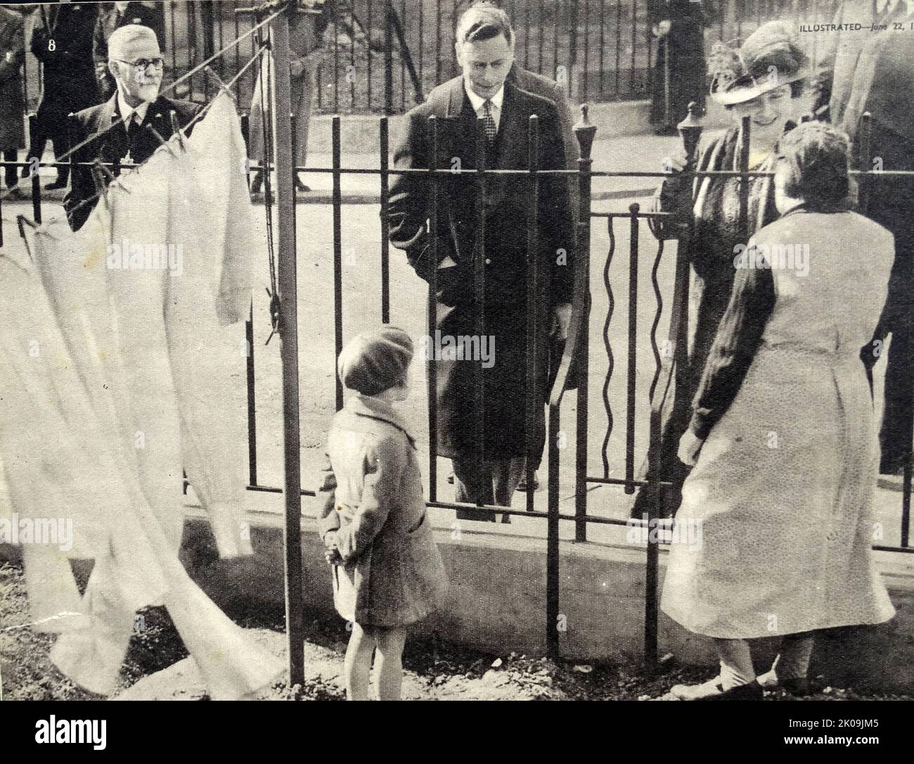 Visite en temps de guerre du roi George VI et de la reine Elizabeth dans un immeuble de Londres, 1940. George VI (Albert Frederick Arthur George; 14 décembre 1895 - 6 février 1952) fut roi du Royaume-Uni et des dominions du Commonwealth britannique du 11 décembre 1936 jusqu'à sa mort en 1952. Elizabeth Angela Marguerite Bowes-Lyon (4 août 1900 - 30 mars 2002) a été reine du Royaume-Uni et des dominions du 11 décembre 1936 au 6 février 1952 en tant qu'épouse du roi George VI Après la mort de son mari, elle était connue sous le nom de reine Elizabeth, la reine mère, pour éviter toute confusion avec sa fille, la reine Banque D'Images