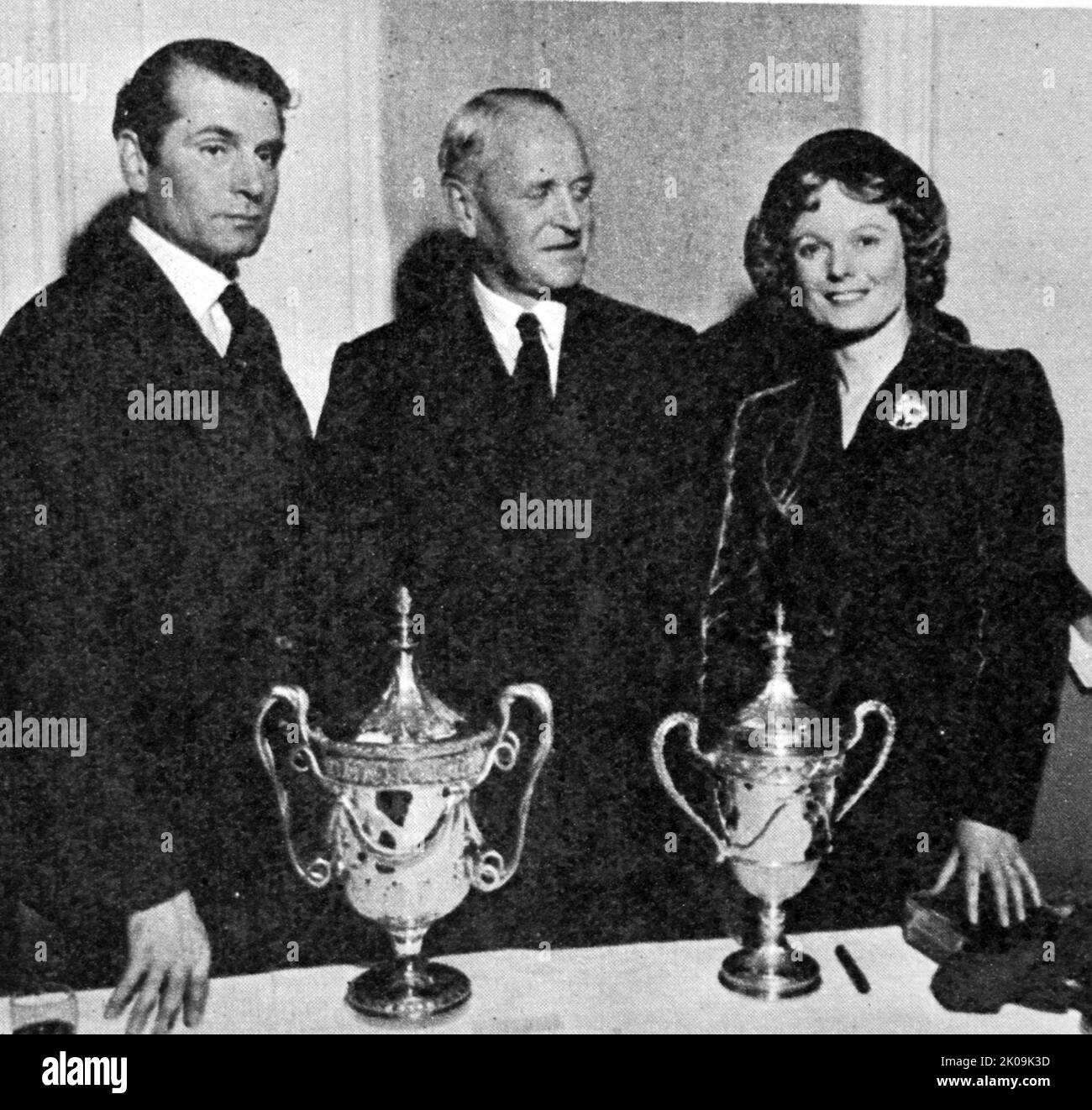 Laurence Kerr Olivier et Anna Neagle au Picturegoer film Trophy Awards 1949. Laurence Kerr Olivier, baron Olivier, OM (22 mai 1907 - 11 juillet 1989) était un acteur et réalisateur anglais qui, avec ses contemporains Ralph Richardson et John Gielgud, était l'un des trois acteurs masculins qui dominaient la scène britannique du milieu du 20th siècle. Il a également travaillé dans des films tout au long de sa carrière, jouant plus de 50 rôles de cinéma. À la fin de sa carrière, il a eu un succès considérable dans les rôles de télévision. Dame Florence Marjorie Wilcox DBE (née Robertson; 20 octobre 1904 - 3 juin 1986), connue professionnellement Banque D'Images