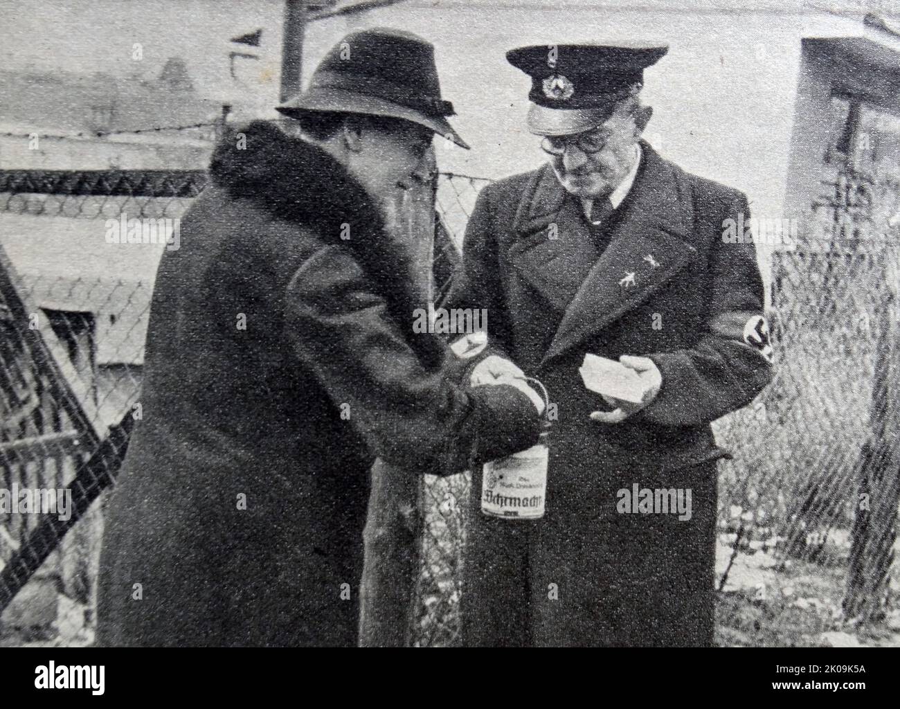 Collections de la Journée de l'armée en Allemagne sous le régime nationaliste-socialiste. Le programme national socialiste, ou 25 points, a été adopté en 1920 et a appelé à une grande Allemagne unie qui refuserait la citoyenneté aux juifs ou à ceux d'origine juive, tout en soutenant la réforme foncière et la nationalisation de certaines industries. Banque D'Images