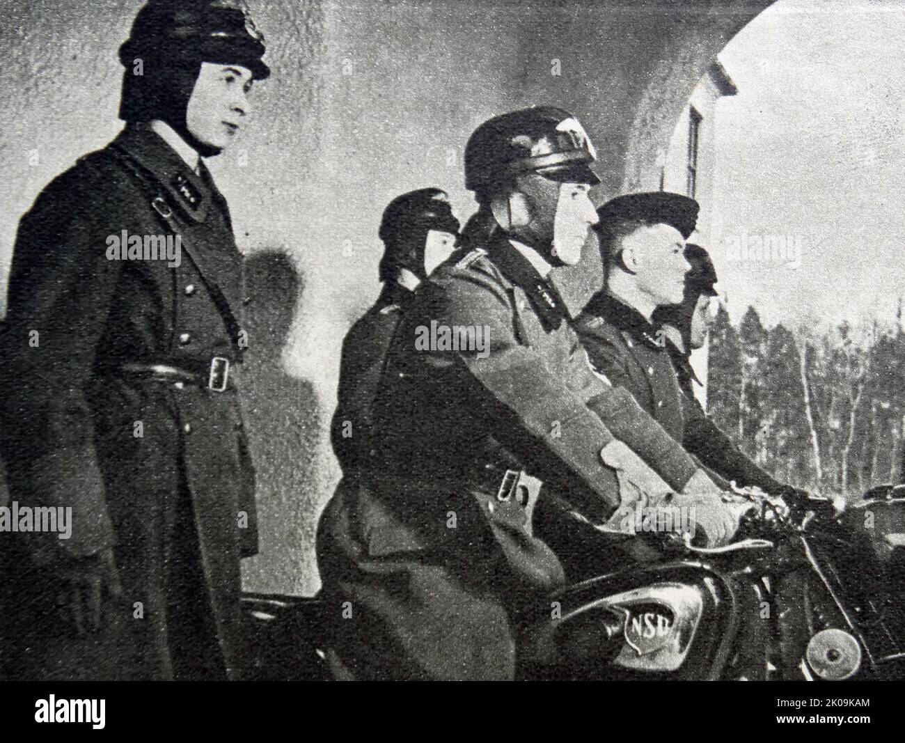 Motocycliste dans l'unité mécanisée de l'Allemagne nazie. L'Allemagne nazie, officiellement connue sous le nom de Reich allemand de 1933 à 1943, et le Grand Reich allemand de 1943 à 1945, était l'État allemand entre 1933 et 1945, quand Adolf Hitler et le Parti nazi contrôlaient le pays, le transformant en dictature. Banque D'Images