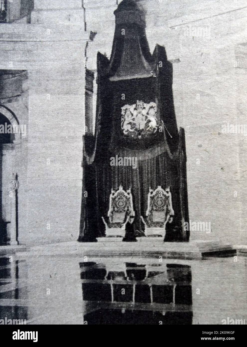 Des trônes d'or dans une grande salle du trône, utilisée pour les réceptions d'état. Banque D'Images