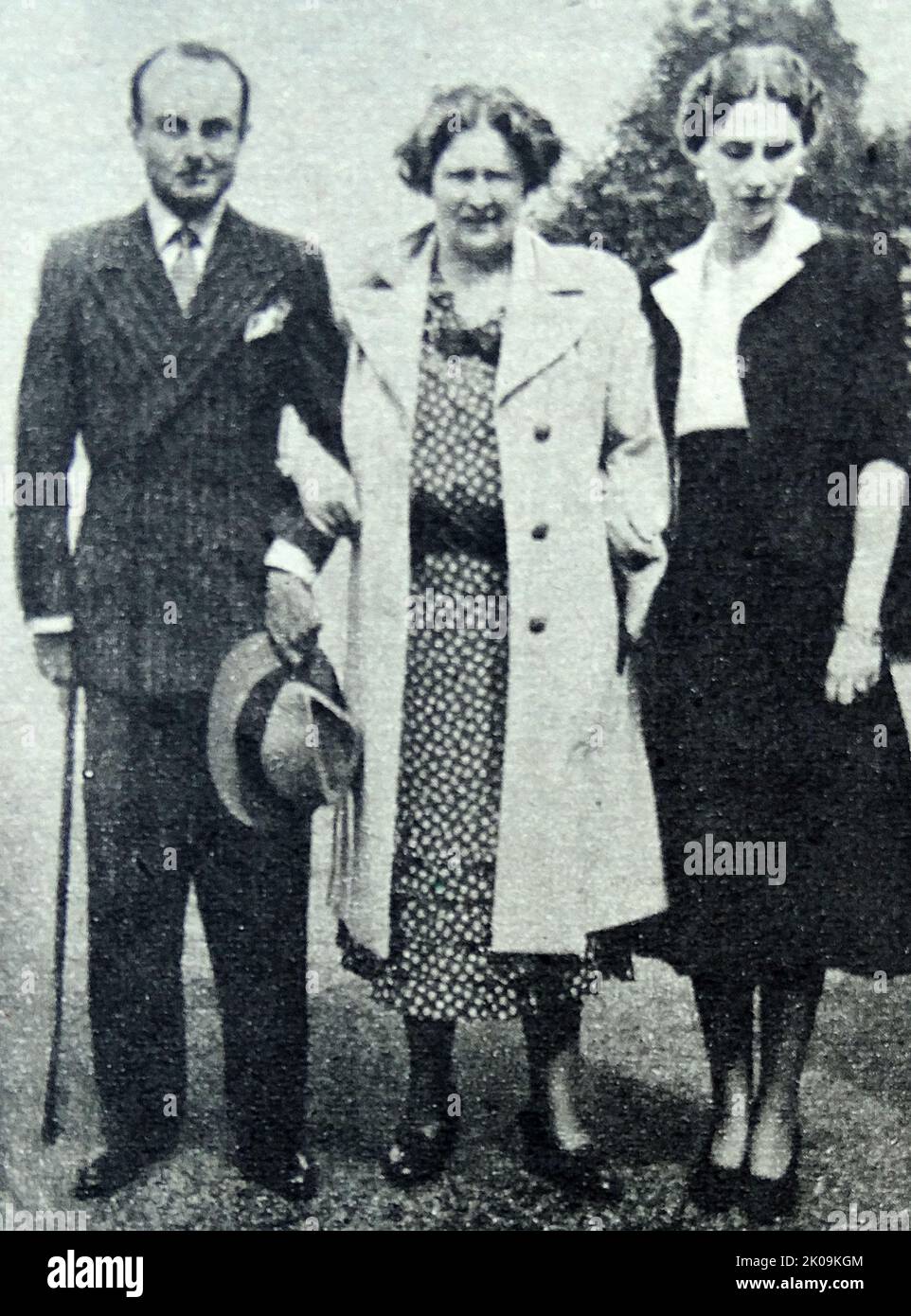 Anniversaire de la princesse Olga. Prince Paul, la Reine Marie et la princesse Olga. La princesse Olga de Grèce et du Danemark (11 juin 1903 - 16 octobre 1997) est une princesse grecque qui est devenue princesse de Yougoslavie en tant qu'épouse du prince Paul, régent du Royaume de Yougoslavie. Le prince Paul de Yougoslavie, également connu sous le nom de Paul Karadordevic (27 avril 1893 - 14 septembre 1976), était prince régent du Royaume de Yougoslavie sous la minorité du roi Pierre II Marie de Roumanie (née la princesse Marie Alexandra Victoria d'Édimbourg, du 29 octobre 1875 au 18 juillet 1938) est la dernière reine de Roumanie à être l'épouse du roi Ferdina Banque D'Images