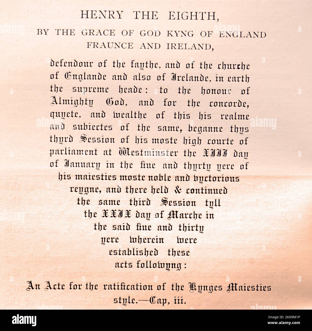 Une loi pour la ratification du style Kyungus Maiesties pour Henry le huitième. Henry VIII (28 juin 1491 - 28 janvier 1547) fut roi d'Angleterre du 22 avril 1509 jusqu'à sa mort en 1547. Henry est surtout connu pour ses six mariages, y compris ses efforts pour faire annuler son premier mariage (à Catherine d'Aragon). Son désaccord avec le pape Clément VII au sujet d'une telle annulation a conduit Henry à initier la réforme anglaise, en séparant l'Église d'Angleterre de l'autorité papale. Banque D'Images