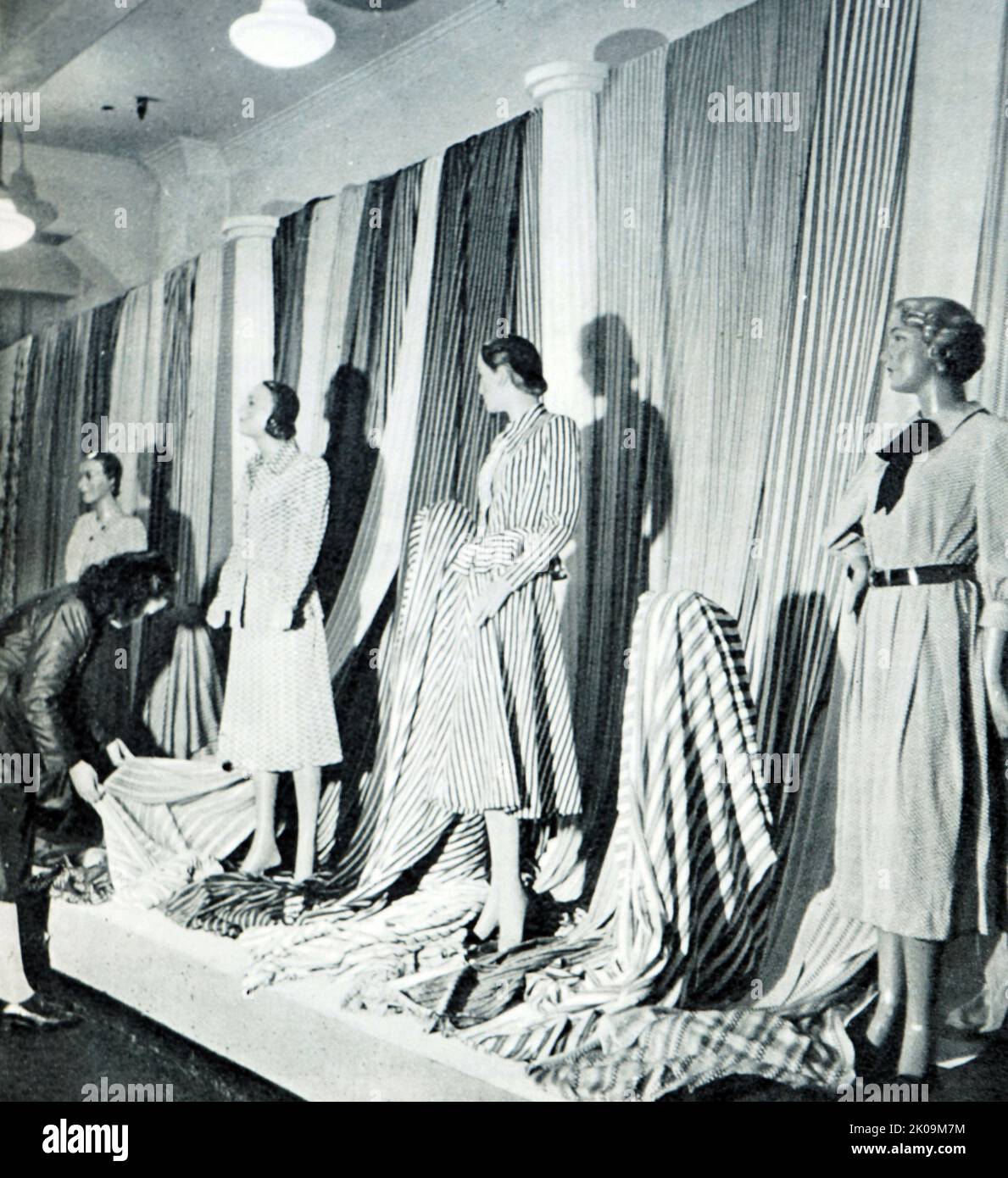 Grand magasin à Tokyo, traiteur pour la robe de style occidental et costume traditionnel japonais. Banque D'Images