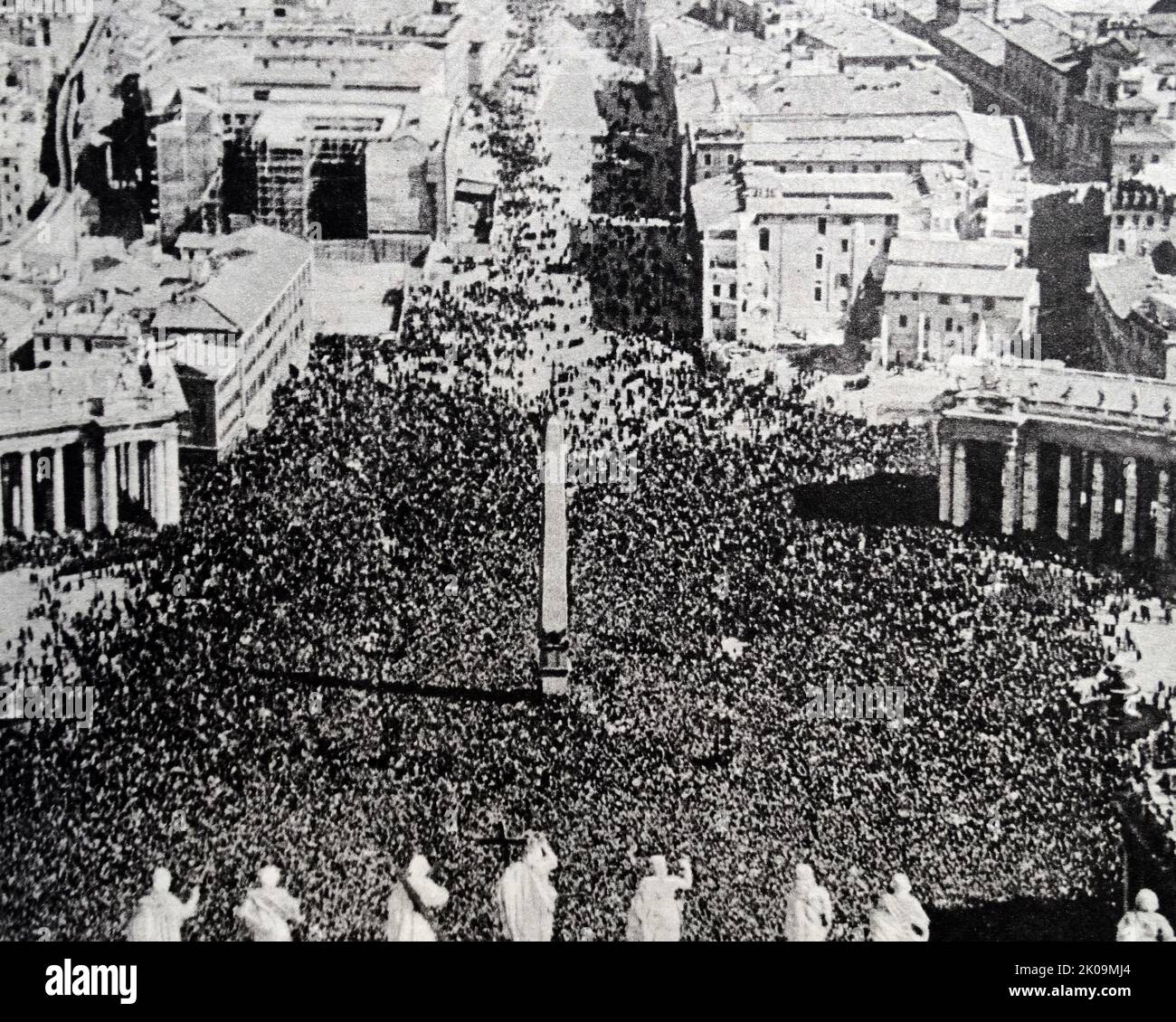 Le Pape Pie XII sur la place Saint-Pierre, Rome. Le Pape Pie XII (né Eugenio Maria Giuseppe Giovanni Pacelli (2 mars 1876 - 9 octobre 1958), a été chef de l'Église catholique et souverain de l'État de la Cité du Vatican du 2 mars 1939 à sa mort en 1958. Banque D'Images