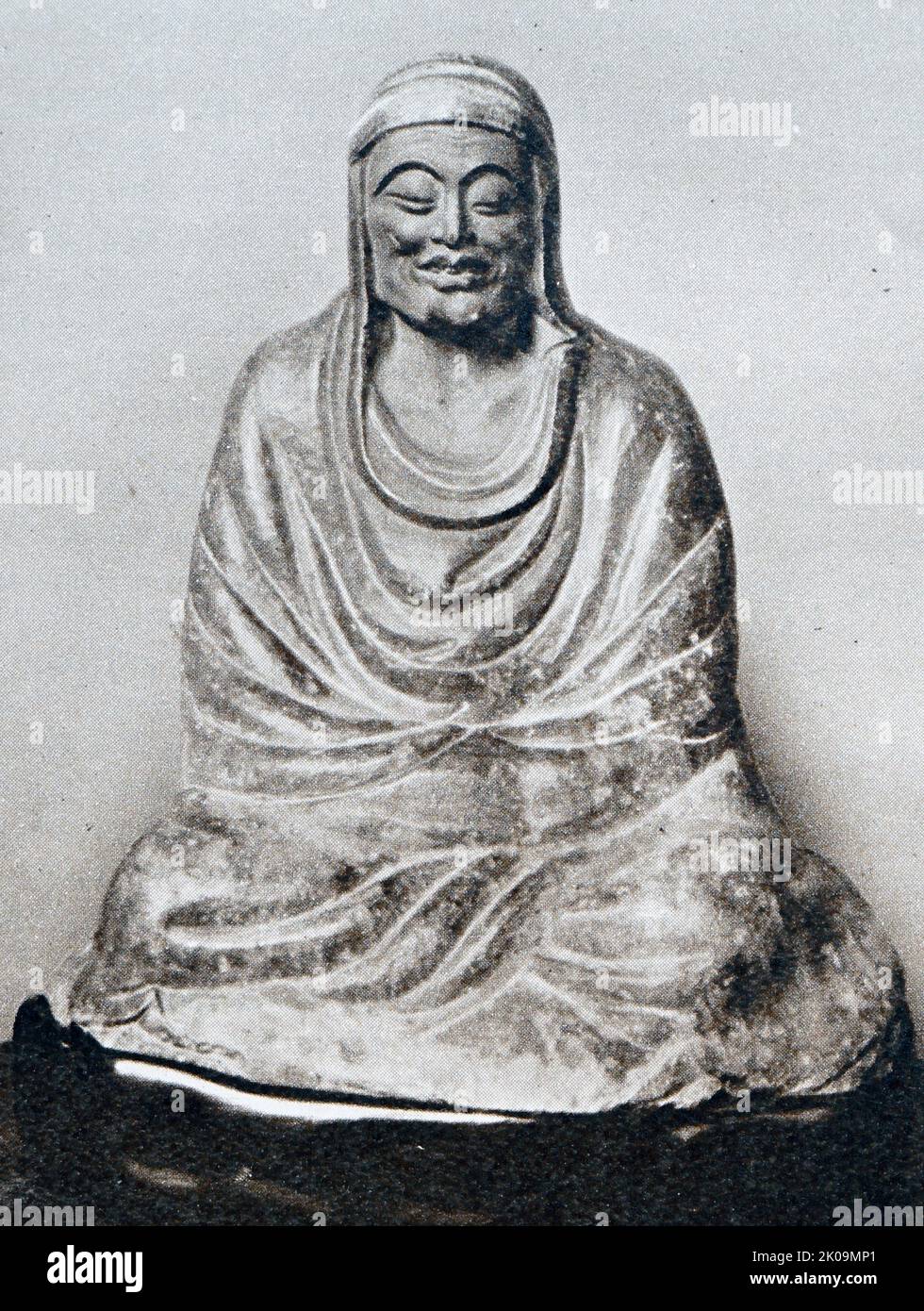 Statue en pierre peinte du Bodhidharma. Bodhidharma était un moine bouddhiste semi-légendaire qui a vécu au cours du 5th ou 6th siècle. Il est traditionnellement reconnu comme l'émetteur du bouddhisme à la Chine, et considéré comme son premier patriarche chinois. Banque D'Images