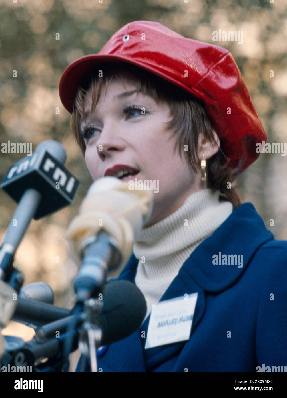 Shirley MacLaine (née Shirley MacLean Beaty, 24 avril 1934) actrice américaine, chanteuse, auteur, activiste, et ancien danseur. Dans une carrière qui s'étend sur sept décennies, elle est connue pour ses représentations de femmes excentriques, fortes et excentriques. MacLaine a reçu de nombreuses distinctions, dont un Academy Award, deux British Academy film Awards, six Golden Globe Awards et un Primetime Emmy Award. Banque D'Images