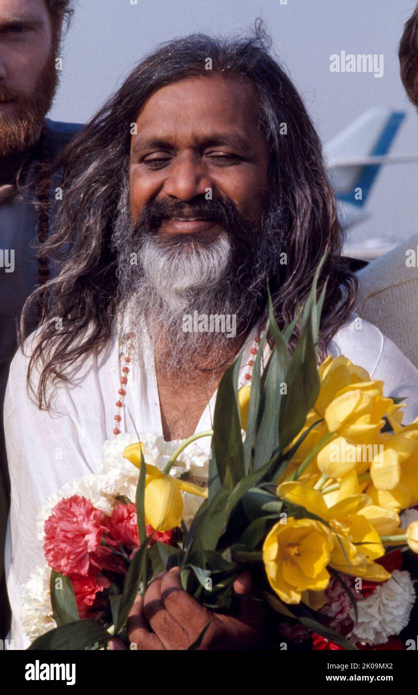 Maharishi Mahesh Yogi (1918 - 2008) gourou indien du yoga, connu pour le développement et la popularisation de la méditation transcendantale, et pour être le leader et le gourou d'une organisation mondiale qui a été caractérisée de plusieurs façons, y compris comme un nouveau mouvement religieux et comme non religieux. Il devint connu sous le nom de Maharishi (signifiant « grand seer ») et Yogi comme un adulte. Banque D'Images