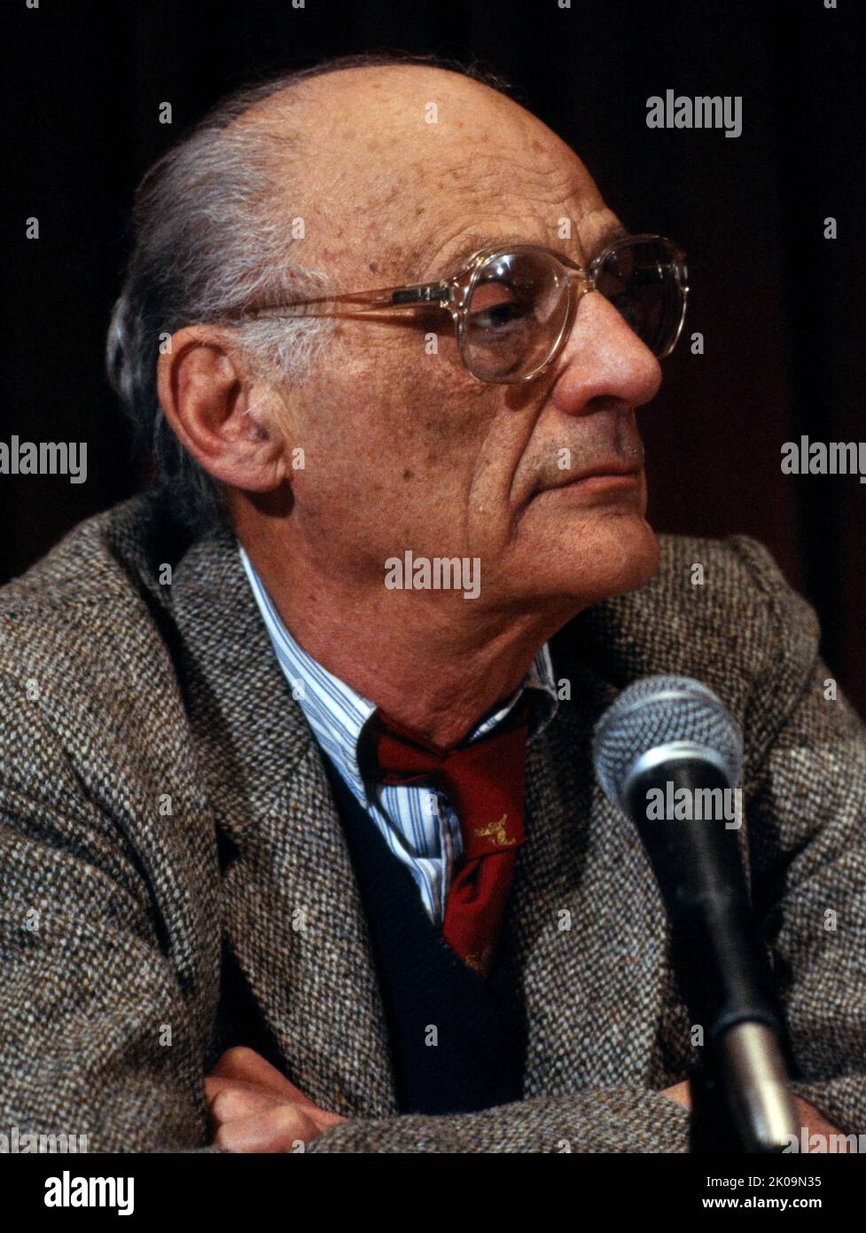 Arthur Asher Miller (1915 - 2005) dramaturge, essayiste et scénariste américain dans le théâtre américain du 20th siècle. Parmi ses pièces les plus populaires figurent All My Sons (1947), Death of a Salesman (1949), The Crucible (1953) et A View from the Bridge (1955, révisé en 1956). Il a écrit plusieurs scénarios et a été le plus noté pour son travail sur les Misfits (1961). Le drame Death of a Salesman a été numéroté sur la courte liste des plus belles pièces américaines du 20th siècle. Banque D'Images