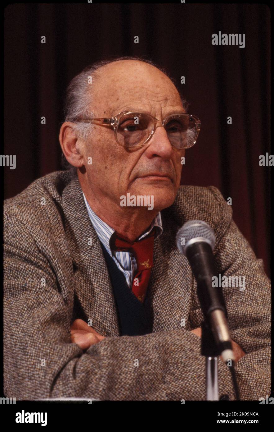 Arthur Asher Miller (1915 - 2005) dramaturge, essayiste et scénariste américain dans le théâtre américain du 20th siècle. Parmi ses pièces les plus populaires figurent All My Sons (1947), Death of a Salesman (1949), The Crucible (1953) et A View from the Bridge (1955, révisé en 1956). Il a écrit plusieurs scénarios et a été le plus noté pour son travail sur les Misfits (1961). Banque D'Images