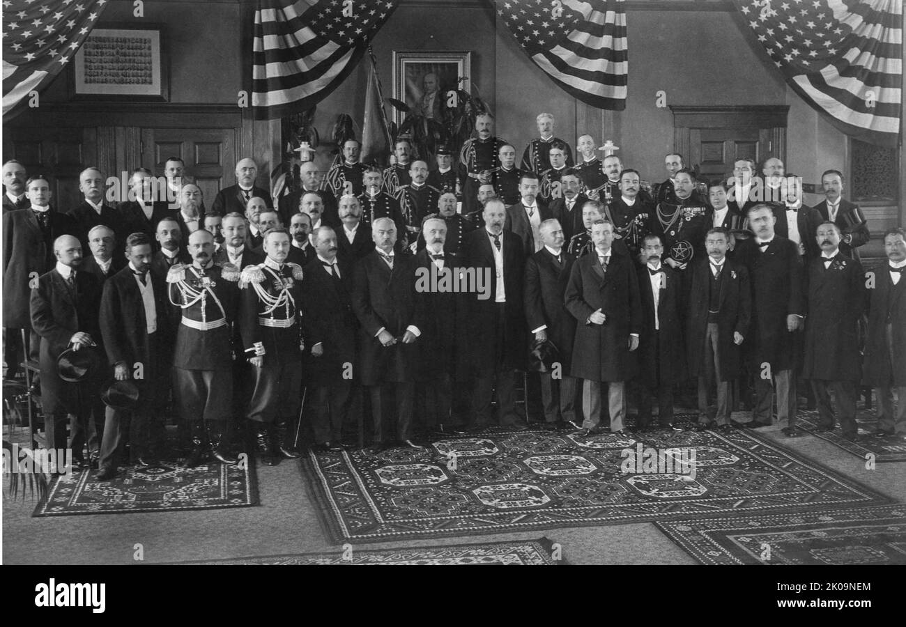 Photographie de 1905 représentant les délégués à la Conférence de paix de Portsmouth, qui résume la culpabilité russo-japonaise de 1904-1905. Le traité de Portsmouth a officiellement mis fin à la guerre russo-japonaise de 1904-1905. Il a été signé sur 5 septembre 1905, après des négociations de 6 août à 30 août, au chantier naval de Portsmouth à Kittery, Maine, États-Unis. Le président américain Theodore Roosevelt a joué un rôle déterminant dans les négociations et a remporté le prix Nobel de la paix pour ses efforts. Banque D'Images