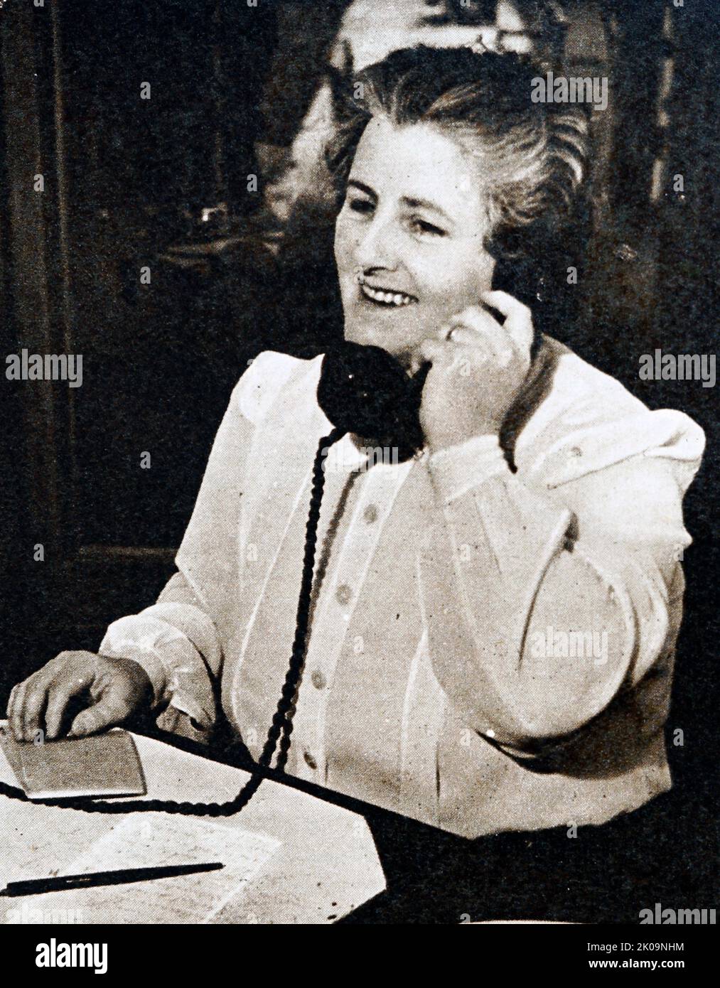 Dame Enid Muriel Lyons AD, GBE (née Burnell; 9 juillet 1897 - 2 septembre 1981) était une femme politique australienne qui a été la première femme élue à la Chambre des représentants et la première femme à siéger au Cabinet fédéral. Avant sa propre carrière politique, elle était surtout connue comme l'épouse de Joseph Lyons, premier ministre d'Australie (1932-1939) et premier ministre de Tasmanie (1923-1928). Banque D'Images