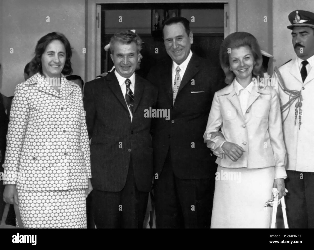 Visite du président roumain Nicolae Ceausescu et d'Elena Ceausescu en Argentine où ils ont été rencontrés par le président Juan Peron et le vice-président Isabella Peron en 1974. Nicolae Ceausescu (23 janvier) 1918 - 25 décembre 1989) était un politicien et dictateur communiste roumain. Il a également été chef d'État du pays à partir de 1967, en tant que Président du Conseil d'État et à partir de 1974 en tant que Président de la République, jusqu'à son renversement et son exécution dans la Révolution roumaine en décembre 1989. Elena Ceausescu (7 janvier 1916 - 25 décembre 1989) était un politicien communiste roumain qui était à la TH Banque D'Images