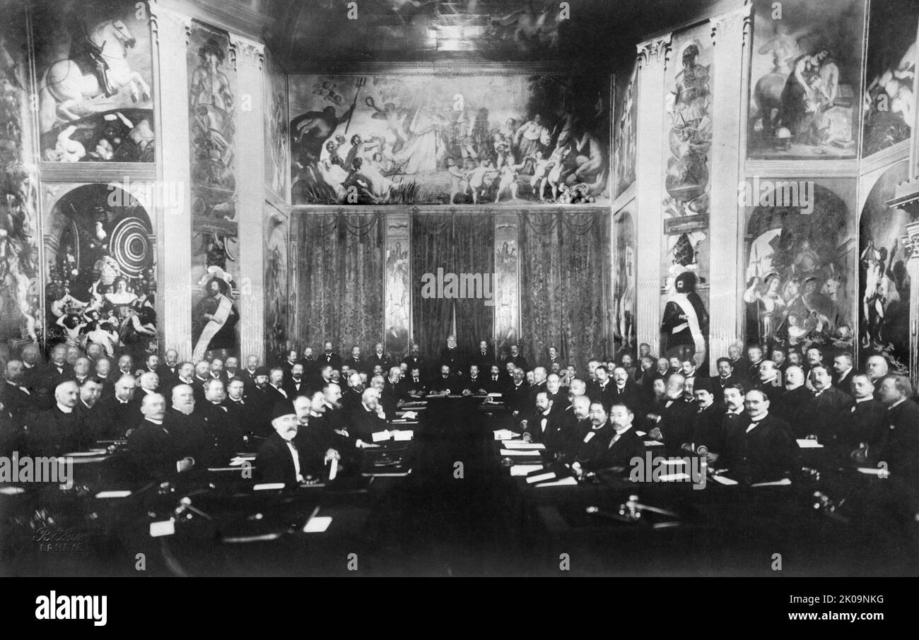 La première Conférence de la Haye en 1899 : une réunion dans la salle Orange du palais de huis Ten Bosch. Les Conventions de la Haye de 1899 et de 1907 sont une série de traités et de déclarations internationaux négociés lors de deux conférences internationales de paix à la Haye, aux pays-Bas. Avec les Conventions de Genève, les Conventions de la Haye ont été parmi les premières déclarations officielles des lois de la guerre et des crimes de guerre dans le corps du droit international laïque. Banque D'Images