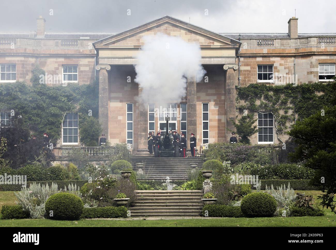 Les membres des Forces armées participent à la cérémonie de la Salute au fusil de mort de sa Majesté la Reine Elizabeth II, au château royal de Hillsborough, en Irlande du Nord, au Royaume-Uni, vendredi, à 9 septembre 2022. Le fusil de la mort Salute a été tiré à 1300 heures sur 9 septembre à Londres, autour du Royaume-Uni et aux stations de salinisation au pays et à l'étranger. Photo par UK MOD/ Credit: UPI/Alamy Live News Banque D'Images