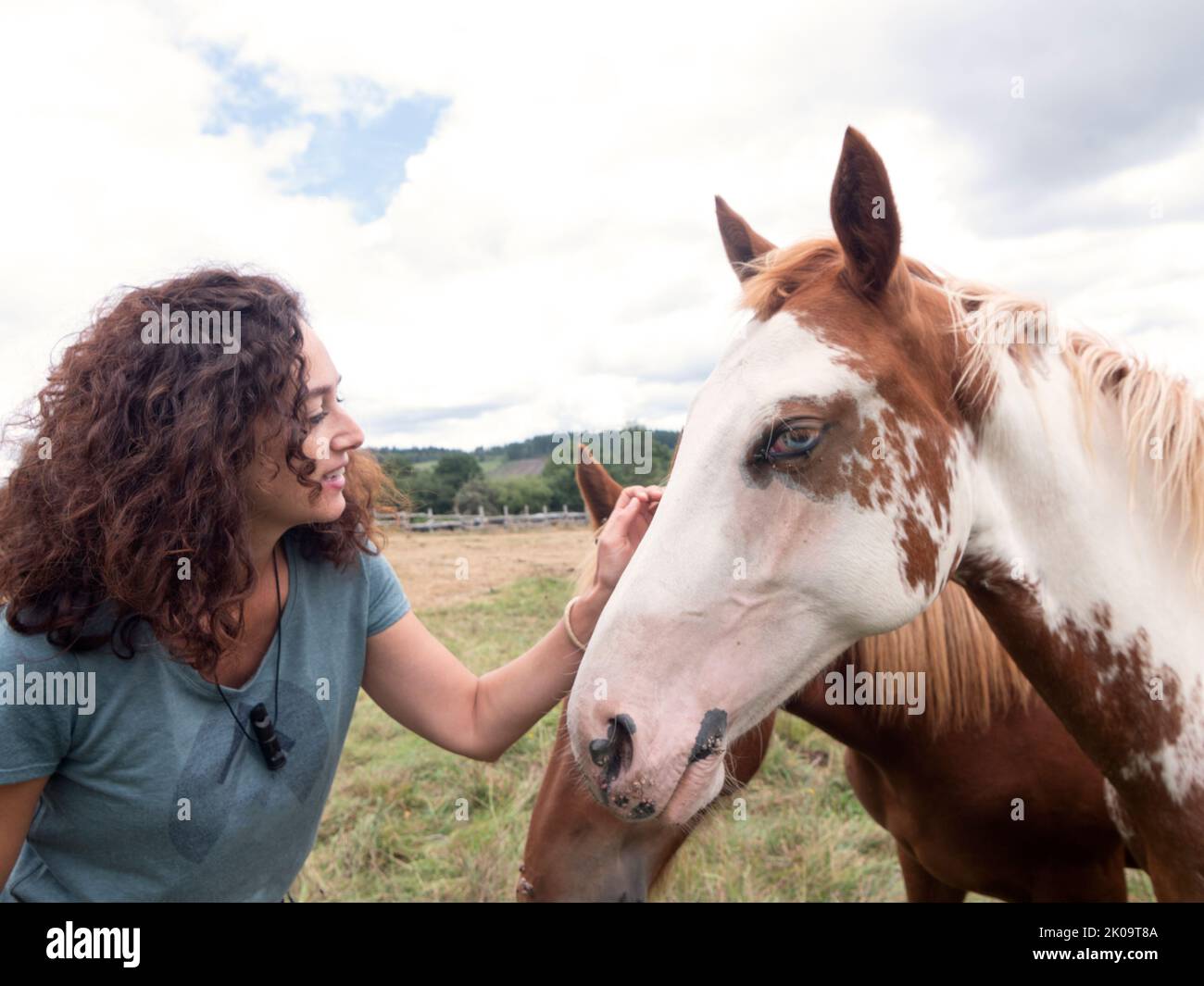 Vue latérale de la femme brunette à cheval de peinture américaine d'un an. Banque D'Images