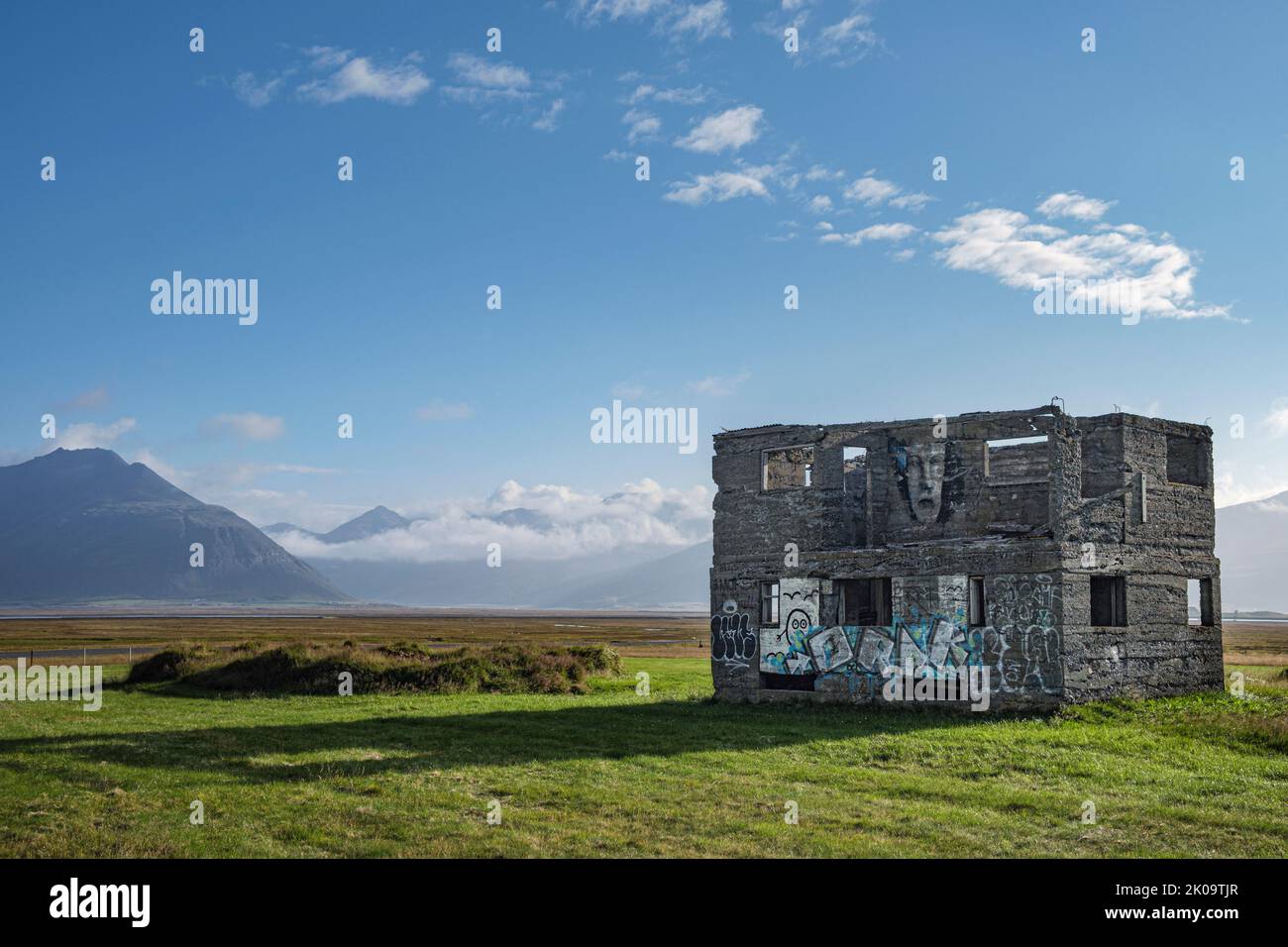 Un bâtiment abandonné couvert de graffitis sur les terres agricoles près de Hofn, en Islande Banque D'Images