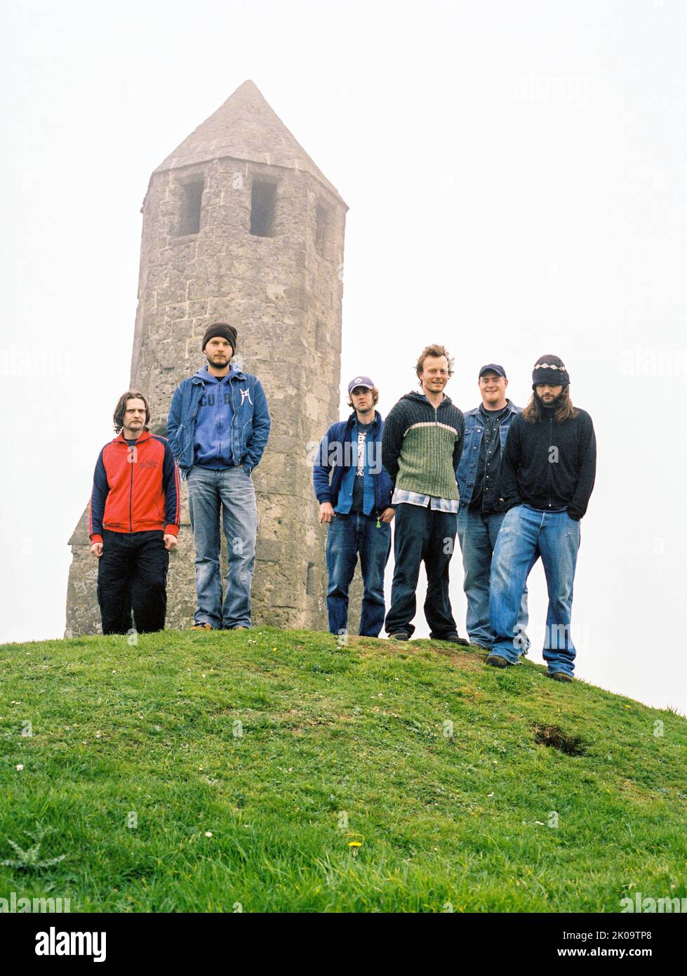 The Bees band photographié à l'Oratoire de Sainte-Catherine le 9th mai 2004, Chale, Île de Wight, Angleterre, Royaume-Uni. Banque D'Images