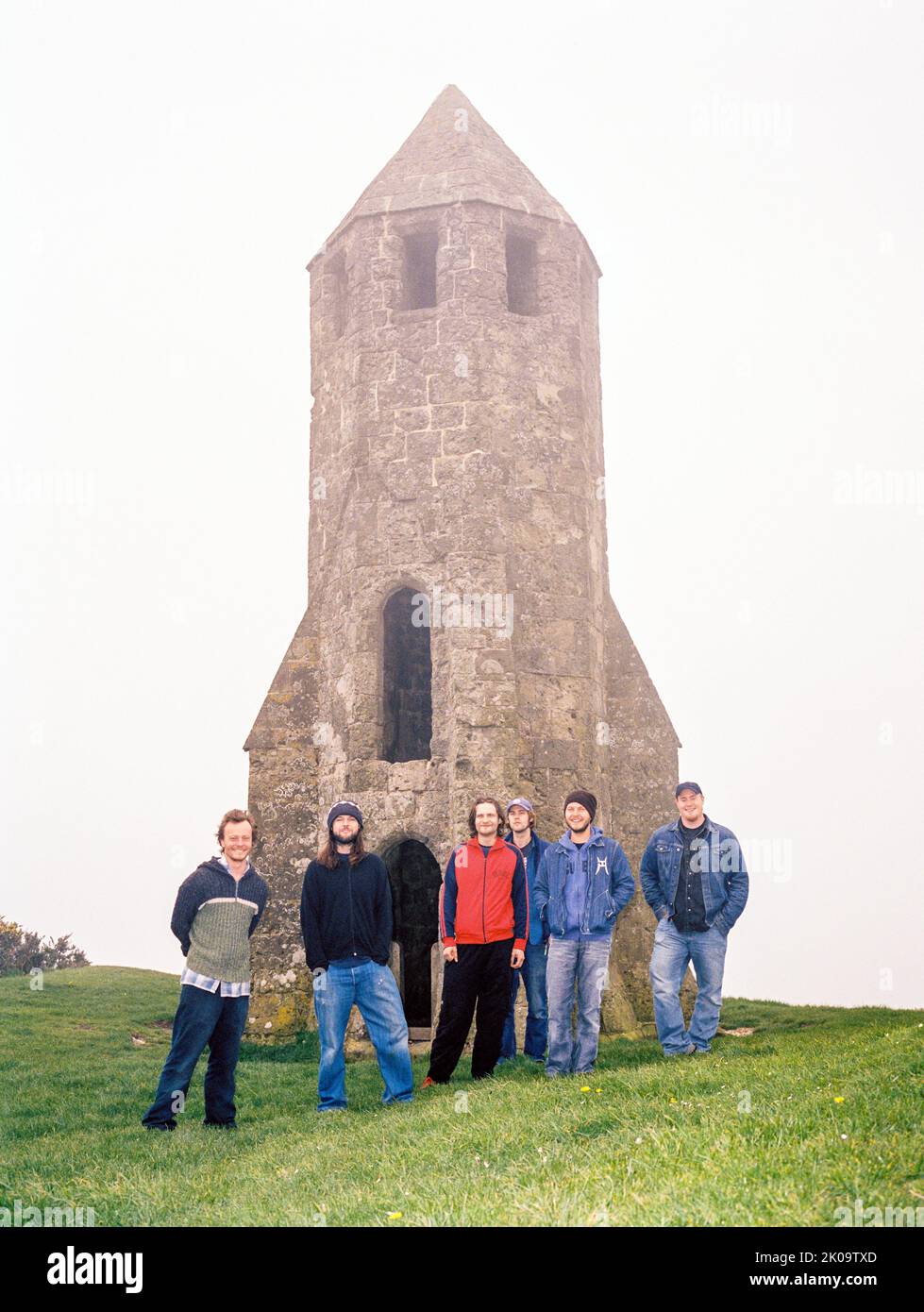 The Bees band photographié à l'Oratoire de Sainte-Catherine le 9th mai 2004, Chale, Île de Wight, Angleterre, Royaume-Uni. Banque D'Images