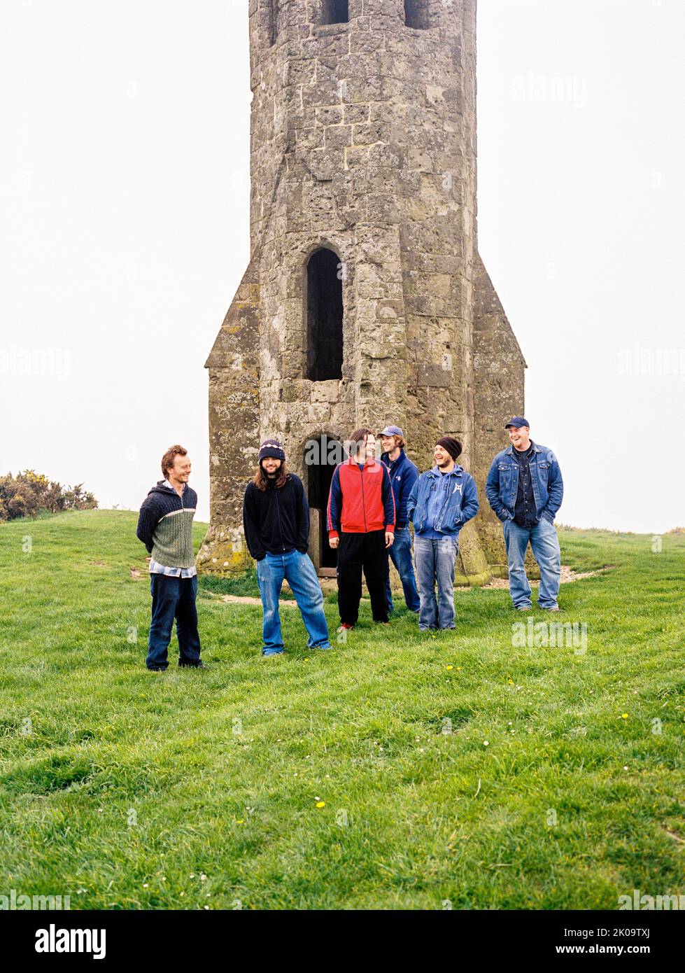 The Bees band photographié à l'Oratoire de Sainte-Catherine le 9th mai 2004, Chale, Île de Wight, Angleterre, Royaume-Uni. Banque D'Images