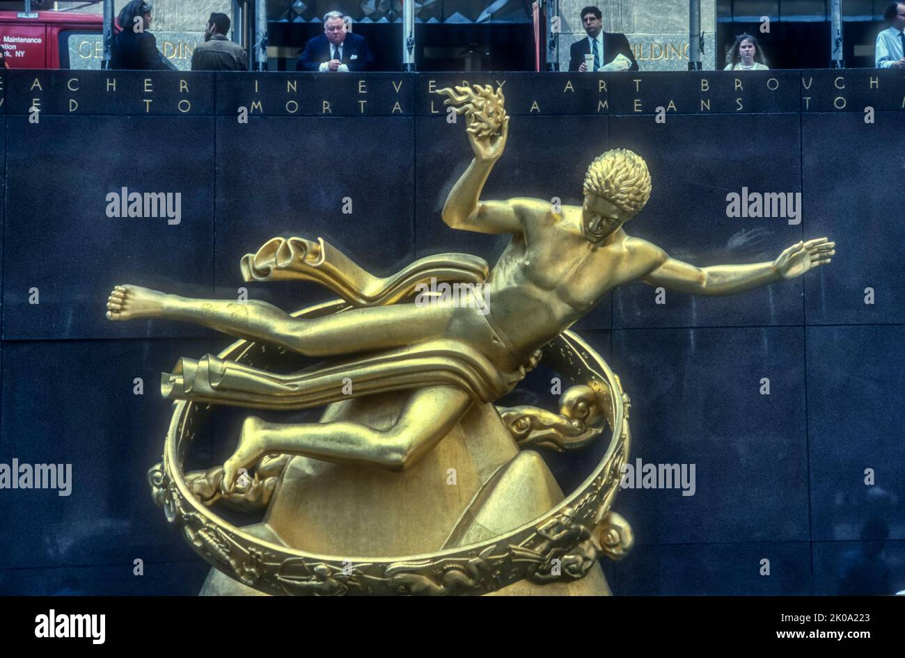 1990s photo d'archive de la statue de Prométhée par Paul Manship au-dessus de la place inférieure du Rockefeller Center à New York. Banque D'Images