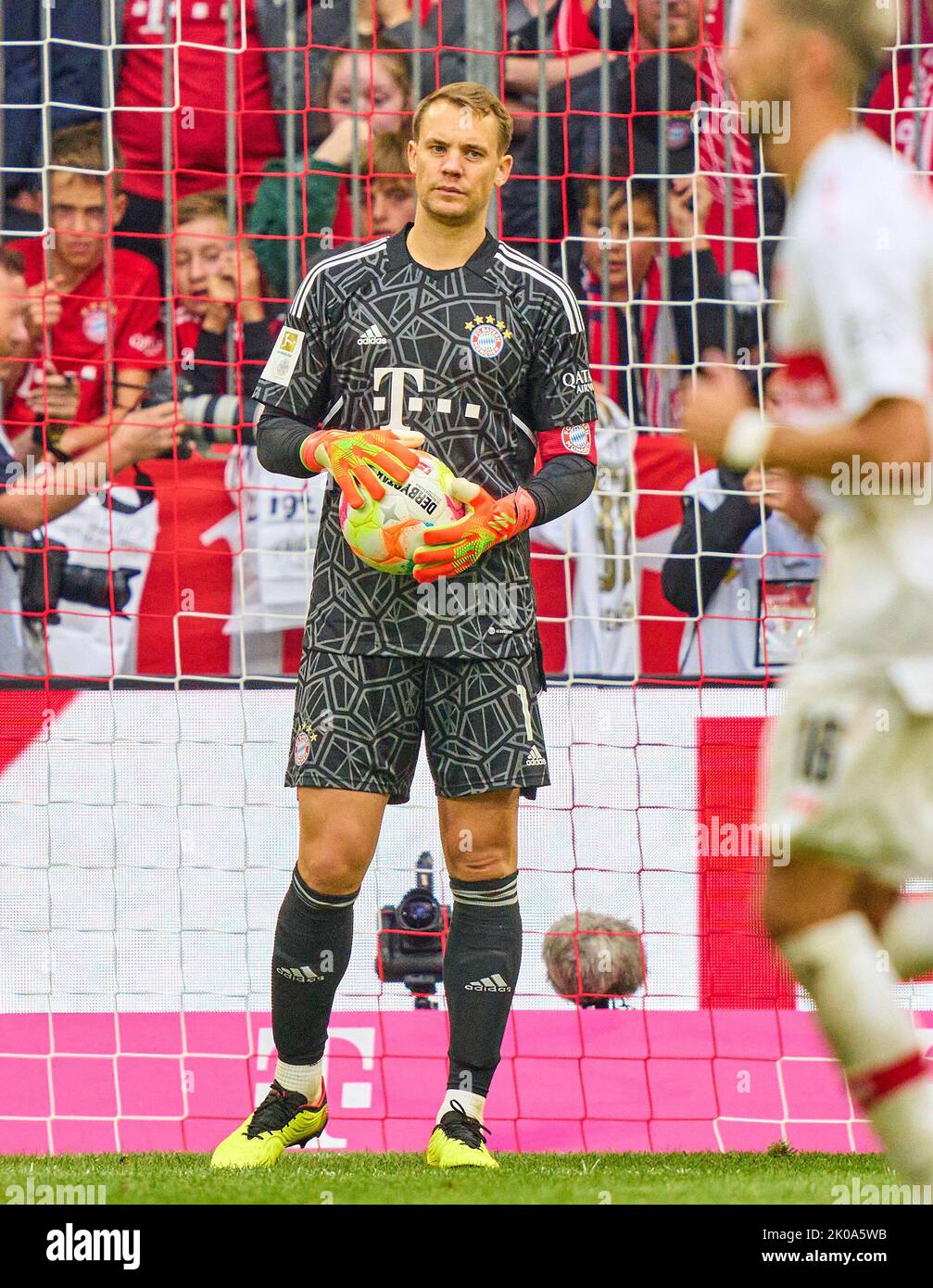 Munich, Allemagne. 10th septembre 2022. Manuel NEUER, gardien de but FCB 1 attend l'arbitre Christian Dingert avec sifflet, gestes, spectacles, montre, action individuelle, Schiedsrichter, Hauptschiedsrichter, schiri, contrôle le VAR et décide de la carte jaune à Matthijs de Ligt, FCB 4 et 11m dans le match FC BAYERN MÜNCHEN - VFB STUTTGART 2-2 1.German football League le 10 sept 2022 à Munich, Allemagne. Saison 2022/2023, match jour 6, 1.Bundesliga, FCB, München, 6.Spieltag crédit: Peter Schatz/Alay Live News Banque D'Images