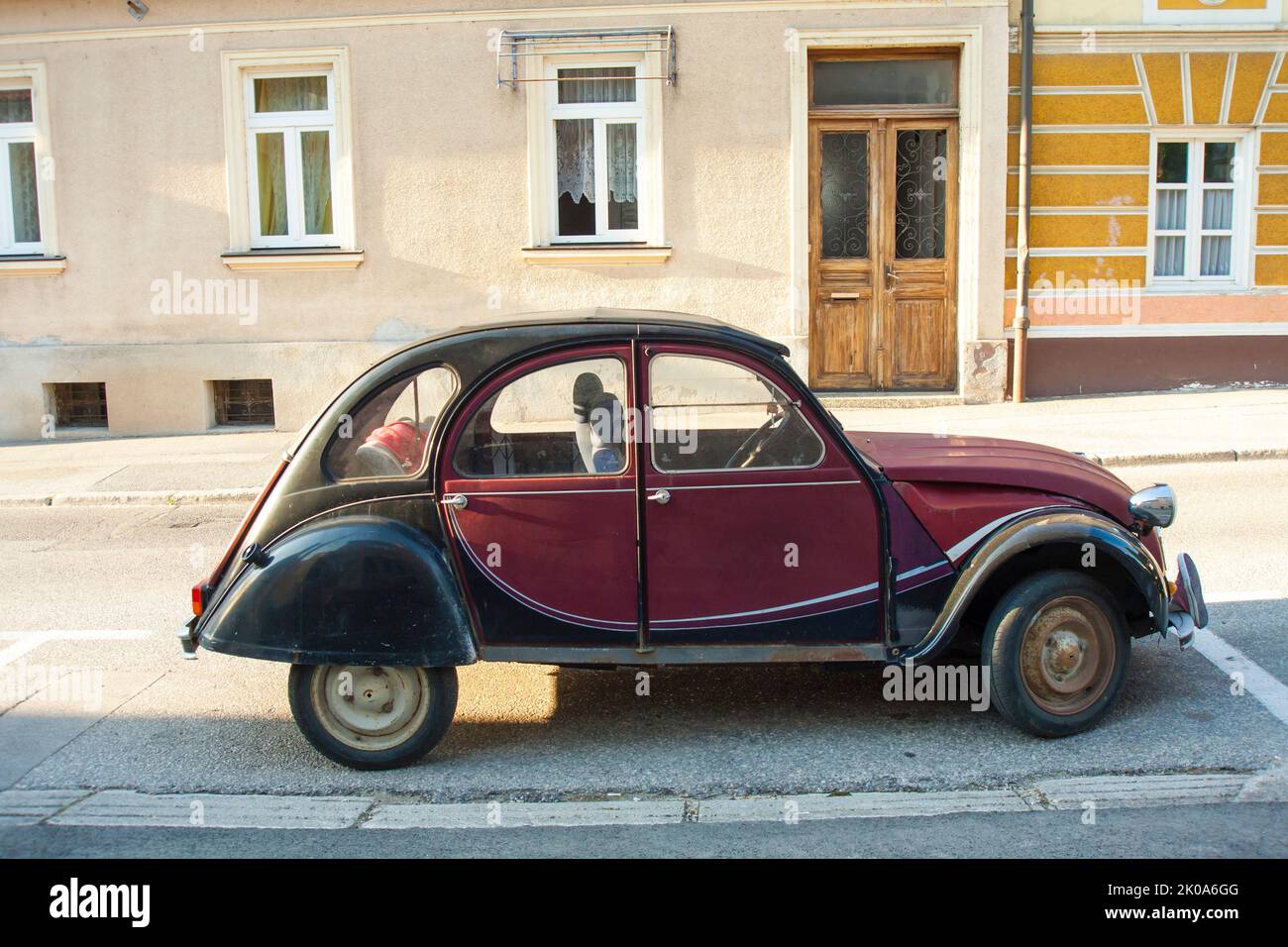 Samobor, Croatie - 05 20, 2022: Citroën Dyane est un véhicule commercial produit par le constructeur français Citroën. Banque D'Images