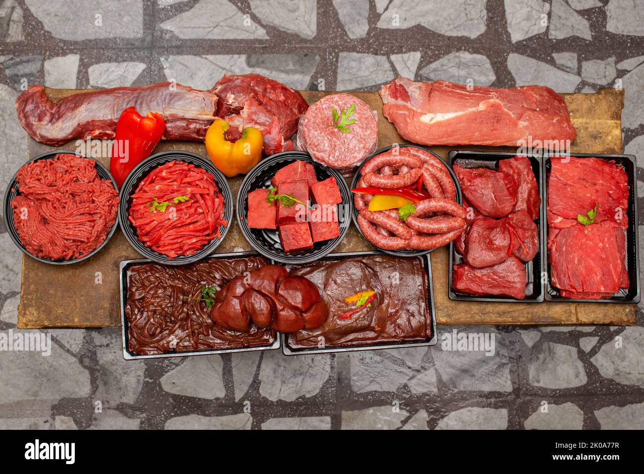 Vue de dessus de coupes de boeuf frais assorties, saucisses et viande hachée isolées sur fond de table en bois Banque D'Images