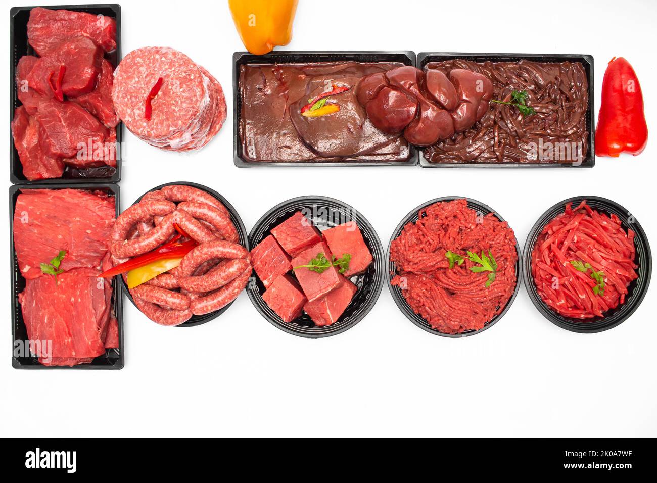 Vue de dessus de coupes de boeuf frais assorties, saucisses et viande hachée isolé sur fond blanc Banque D'Images