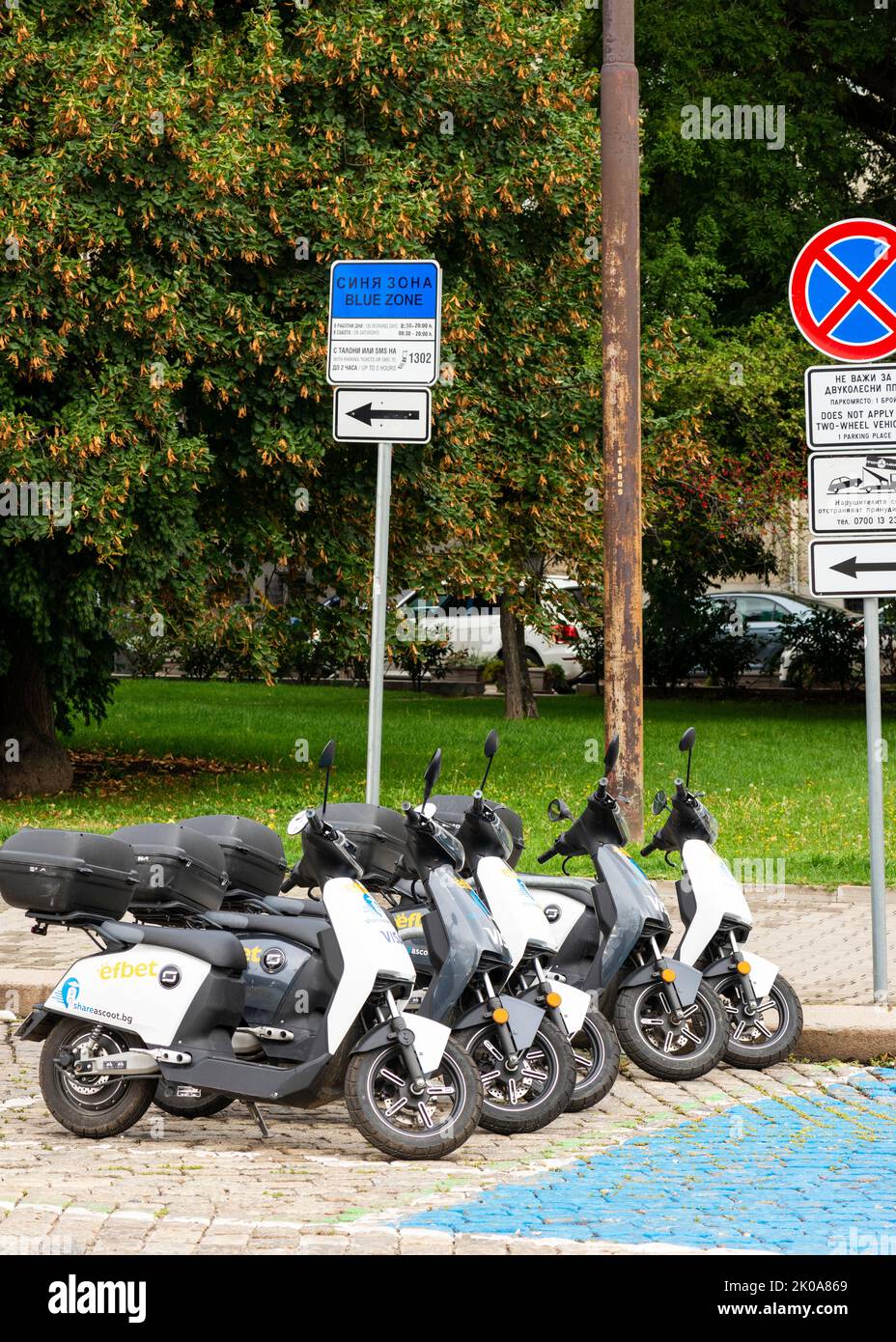 Location de scooters électriques par Shareascoot garés à Sofia, Bulgarie, Europe de l'est, Balkans, UE Banque D'Images