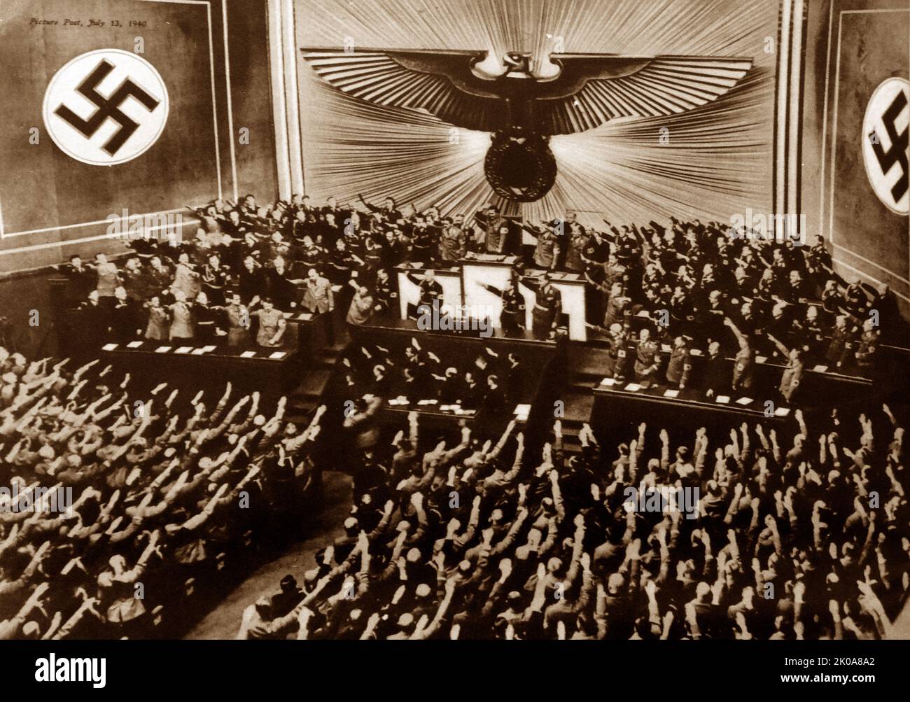 Le Parlement allemand. Adolf Hitler prend le salut nazi. Banque D'Images