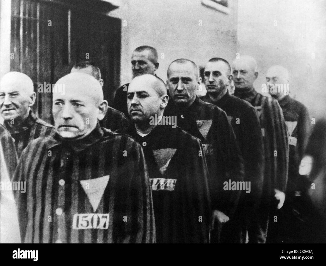 De 1933 à 1945, l'Allemagne nazie a exploité plus d'un millier de camps de concentration sur son propre territoire et dans certaines parties de l'Europe occupée par l'Allemagne. Les premiers camps ont été établis en mars 1933, immédiatement après qu'Adolf Hitler soit devenu chancelier de l'Allemagne. Au départ, la plupart des prisonniers étaient membres du Parti communiste allemand, mais au fur et à mesure que le temps passait, différents groupes ont été arrêtés, y compris les 'criminels habituels', les 'asocials' et les Juifs Banque D'Images