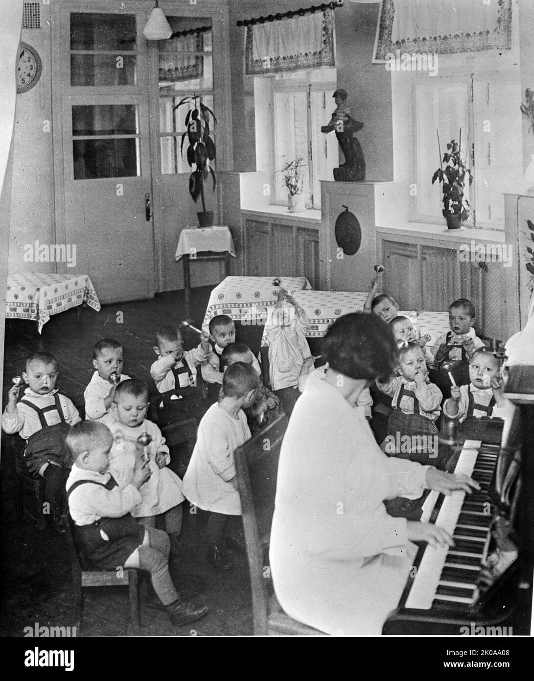 Les enfants des écoles maternelles ont de la musique et des rythmes en URSS (Union des Républiques socialistes soviétiques). c1930-1940. Photographie en noir et blanc Banque D'Images