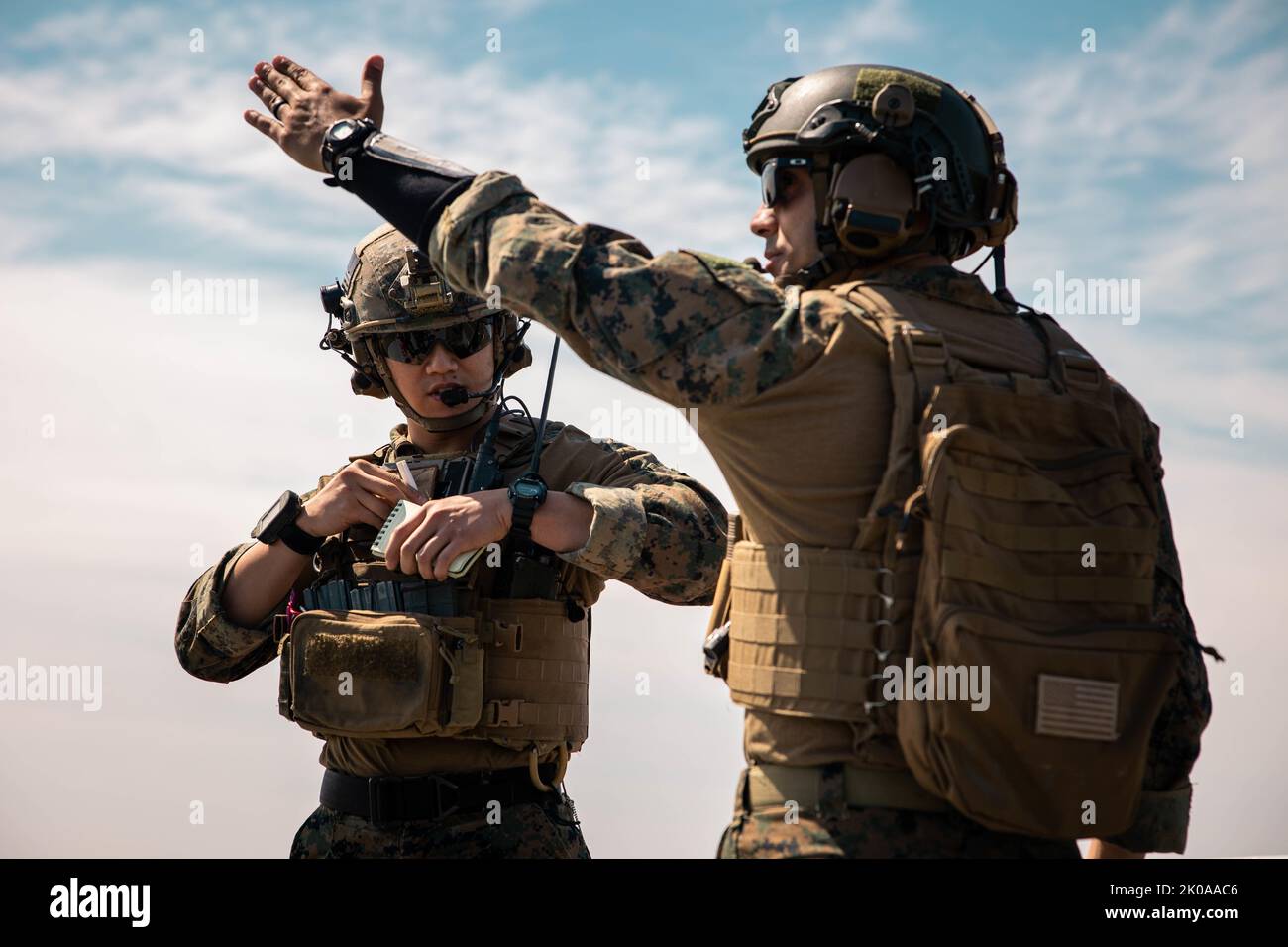 Sergent du corps des Marines des États-Unis Brian Wu, à gauche, et le sergent Gunnery. Julio Arias, à droite, les deux contrôleurs d'attaque de terminal communs avec 4th Air Naval Gunfire liaison Company, Marine Forces Reserve, en appui à la Force opérationnelle aérienne terrestre maritime spéciale UNITAS LXIII, se sont opposés lors d'exercices de soutien aérien étroits dans le cadre de l'exercice UNITAS LXIII à la base aérienne de Santa Cruz, Rio de Janeiro, 8 septembre 2022. Le Light Attack Helicopter Squadron (HMLA) 773 et 4th ANGLICO a formé avec le corps des Marines brésilien en effectuant des exercices de soutien aérien de près, qui consiste à localiser les cibles du sol et aux relayer Banque D'Images