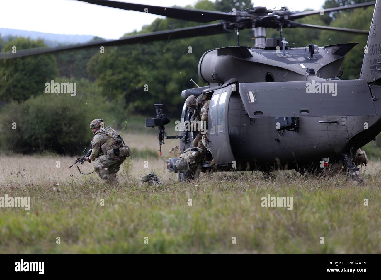 Des soldats américains affectés à Alpha Company, 2nd Bataillon 503 Infantry Regiment (A CO. 2-503 IN) conduisent un assaut aérien à l'aide d'un hélicoptère Black Hawk et ont obtenu une zone d'atterrissage pendant l'exercice Sabre Junction 22 à Hohenfels Training Area, joint multinational Readiness Centre (JMRC) à Hohenfels, en Allemagne, le 9 septembre 2022. Sabre Junction 22 est une rotation de formation au combat conçue pour évaluer la préparation de l'IBCT 173rd (ABN) à l'exécution d'opérations dans un environnement conjoint et combiné et pour promouvoir l'interopérabilité avec les pays alliés et partenaires participants. (É.-U. Photo de l'armée par le Cpl. Eric Perez) Banque D'Images